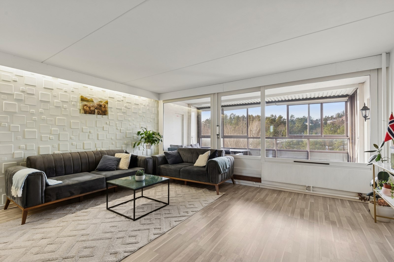 Store vindusflater gir utsyn mot grøntområde og slipper inn rikelig med naturlig lys. Galleribilde