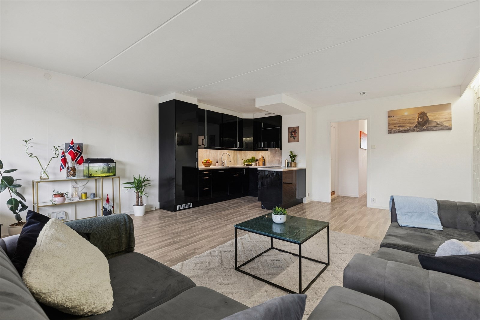 Med stue og kjøkken i ett blir det både gøy og sosialt å kokkelere til det inviterte selskapet. Galleribilde