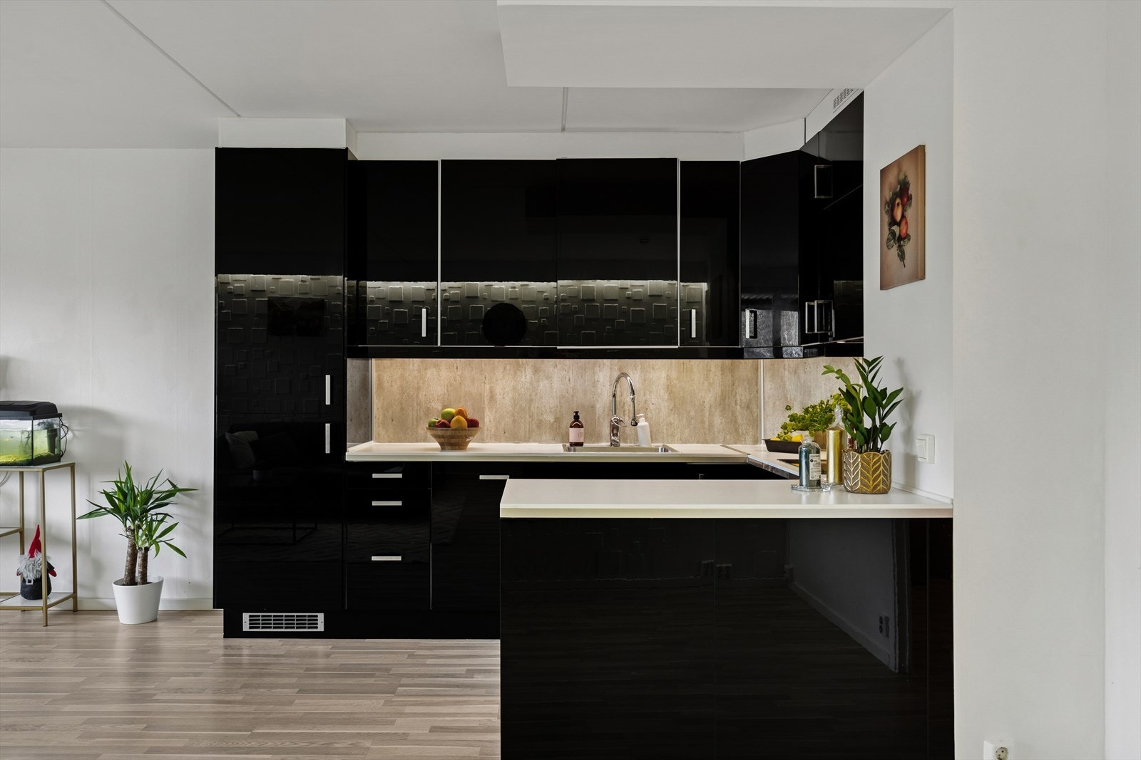 Kjøkkenet er innredet med sort IKEA-kjøkken fra 2014 med glatte fronter og laminert benkeplate. Galleribilde