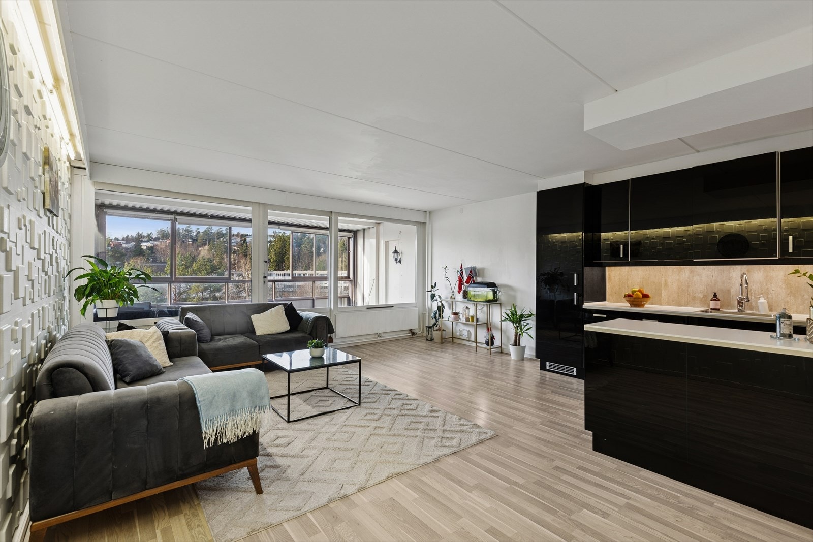 Dette er en lys 3-roms andelsleilighet beliggende flott til i byggets 7. etasje. Galleribilde