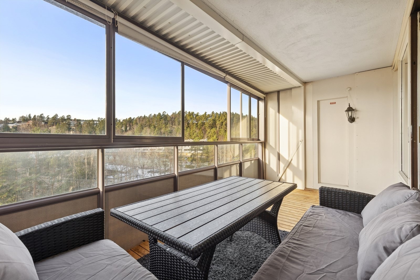 Fra stuen er det utgang til en innglasset balkong, perfekt for å nyte utsikten året rundt. Galleribilde