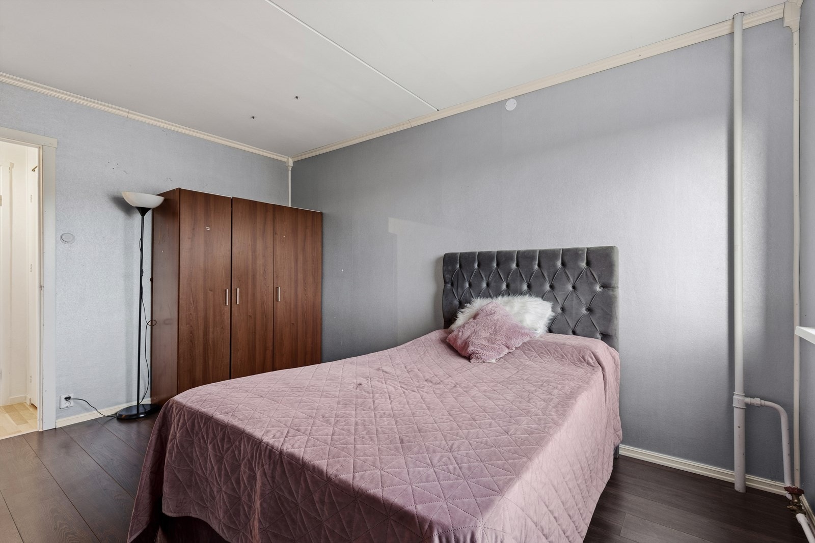 Begge soverommene er utstyrt med hver sin garderobeløsning som bidrar til en praktisk og ryddig hverdag. Galleribilde