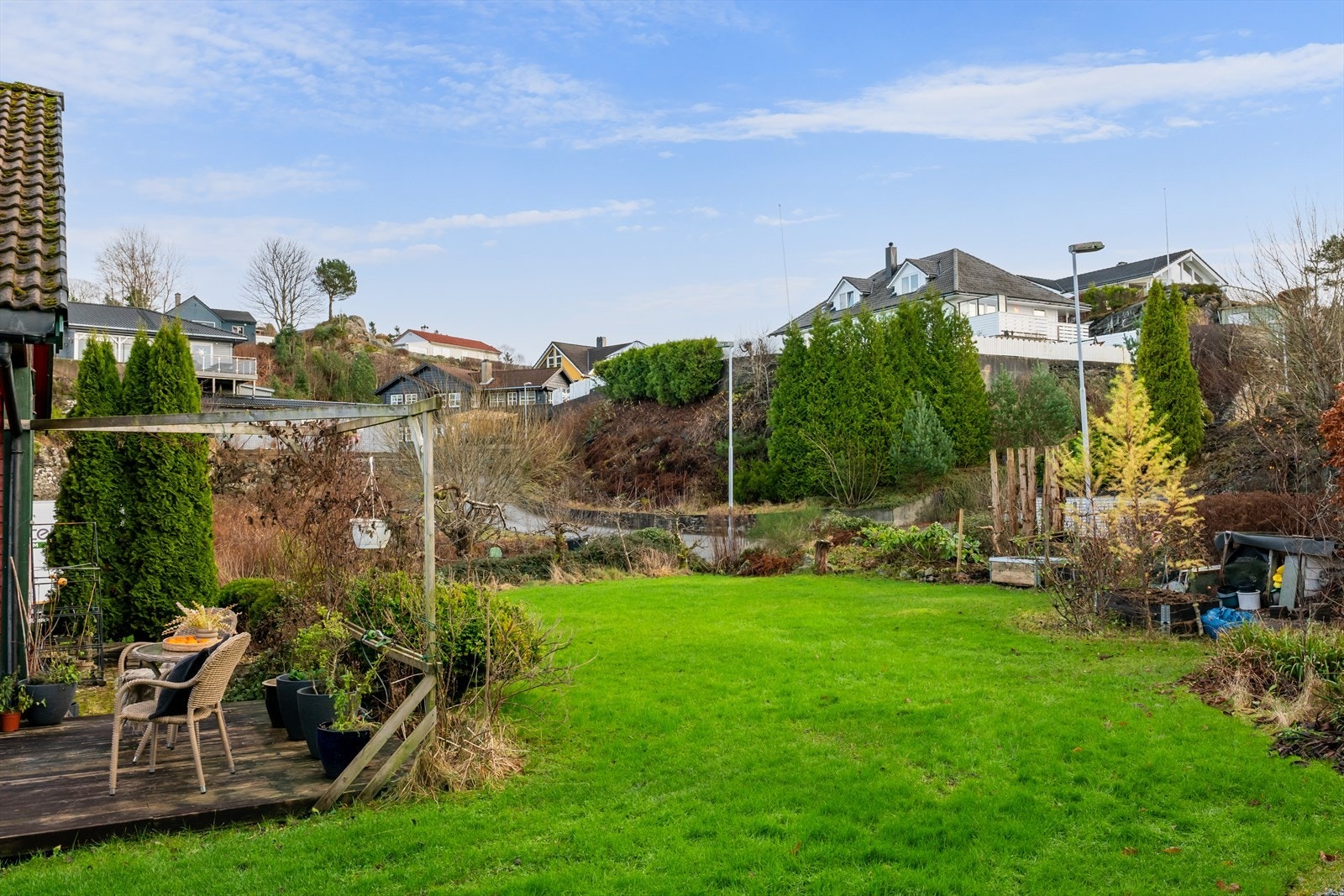 Boligen har en sentral, solrik og barnevennlig beliggenhet i enden av en blindvei i Godvik Galleribilde