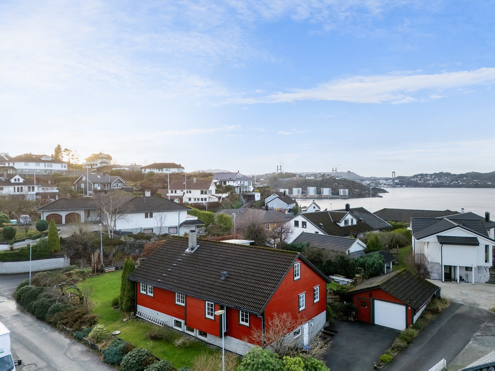 Enebolig med flott hage, 3 stuer, 4 soverom, 2 bad og garasje med el-bil lader Galleribilde
