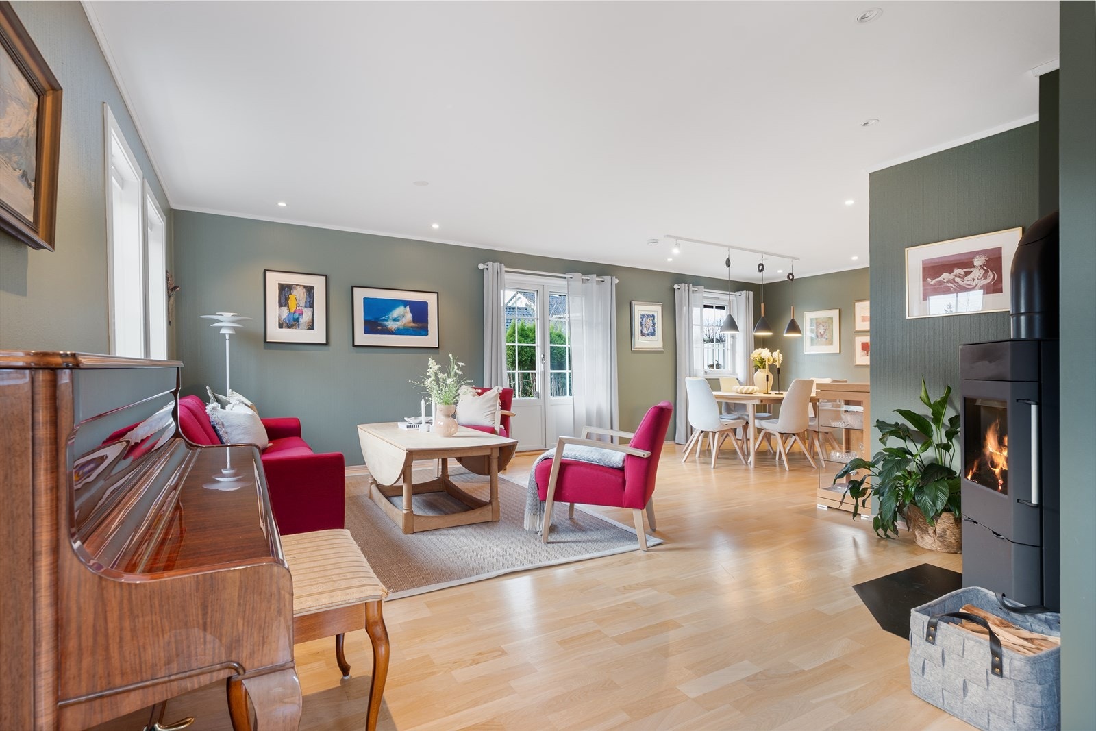 55 kvm. stue med åpen kjøkkenløsning og utgang til 25 kvm. solrik terrasse Galleribilde