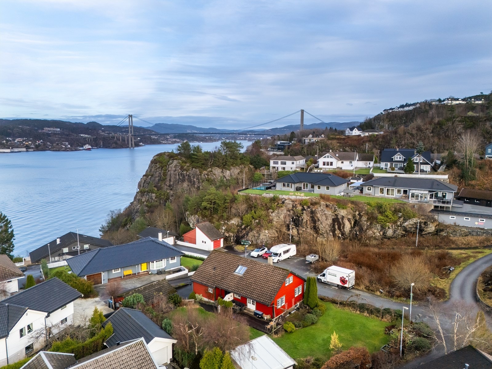 Ca. 12-15 min. kjøring til Bergen sentrum og store arbeidsplasser på Sandsli, Kokstad, Flesland og Lagunen Galleribilde