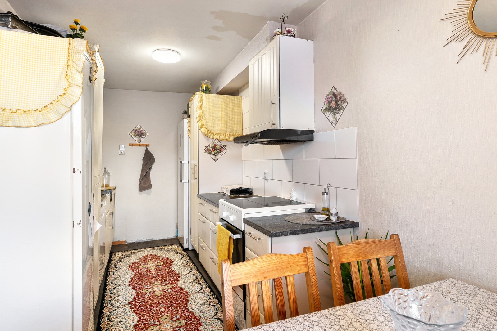 Enkelt og funksjonelt kjøkken med god plass til både matlaging og oppbevaring. Galleribilde