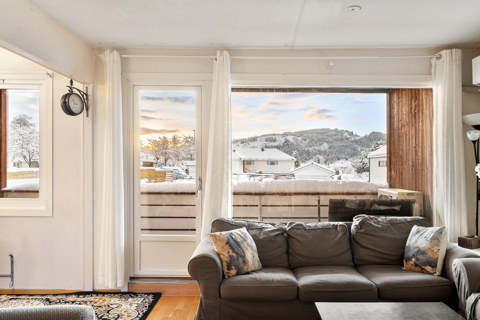 Store vindusflater som slipper inn rikelig med naturlig lys. Galleribilde