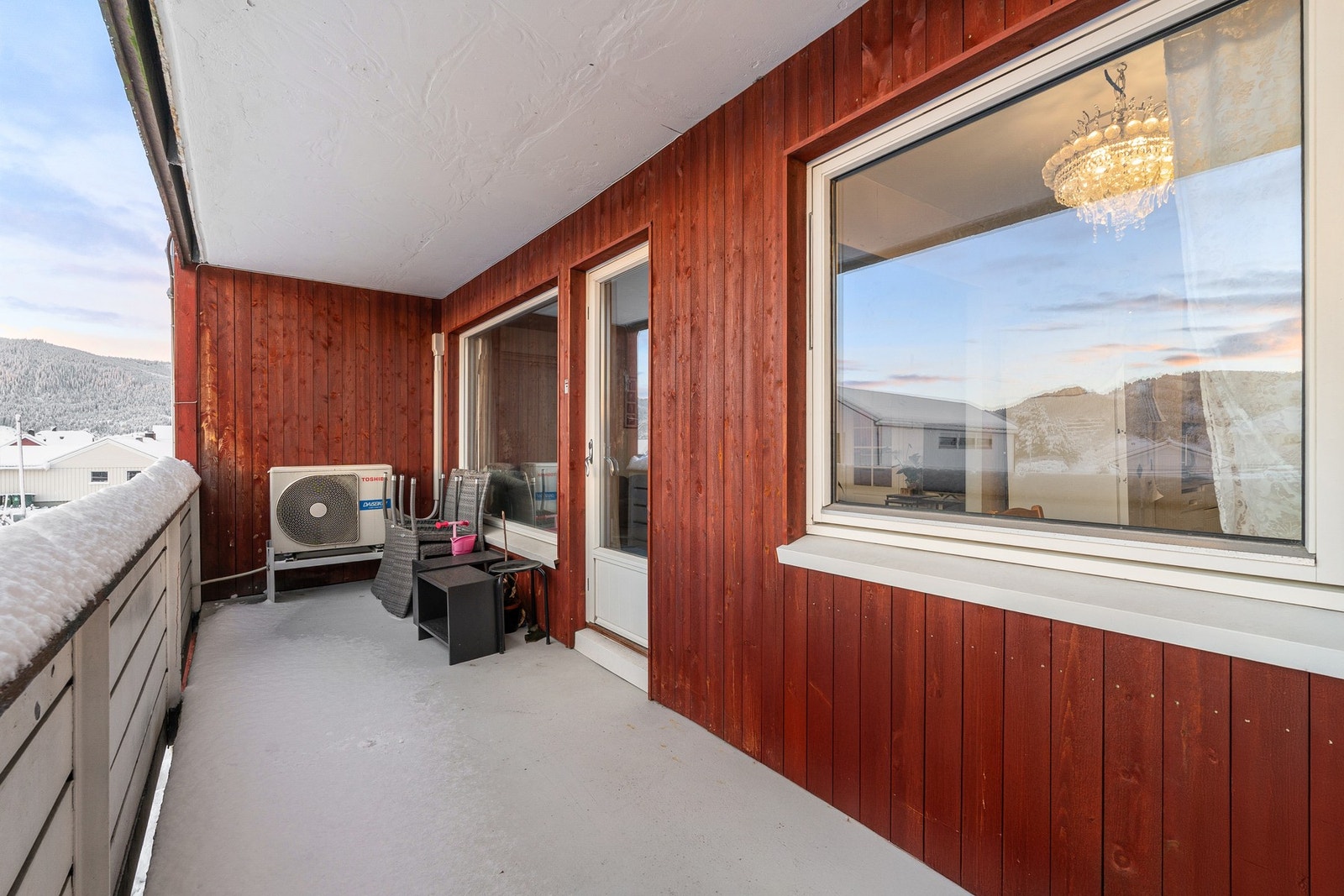 Fra stuen er det direkte utgang til en vestvendt balkong. Galleribilde