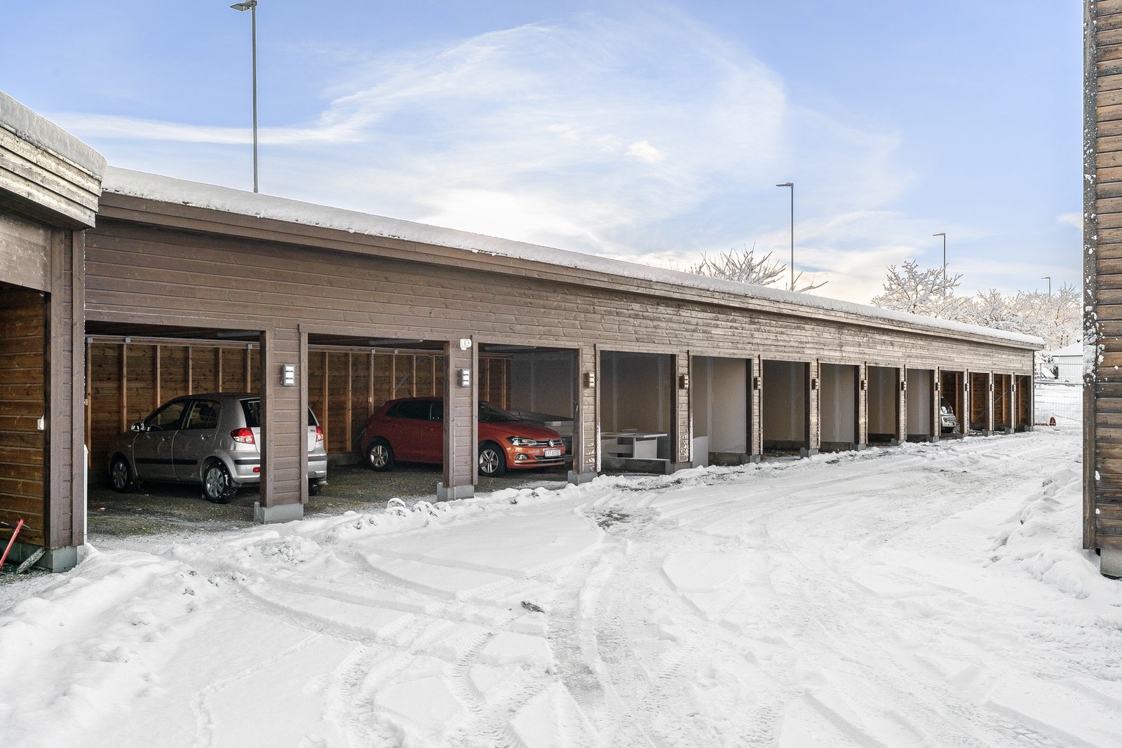 Parkering i carport. Det er mulighet for etablering av elbillader. Galleribilde