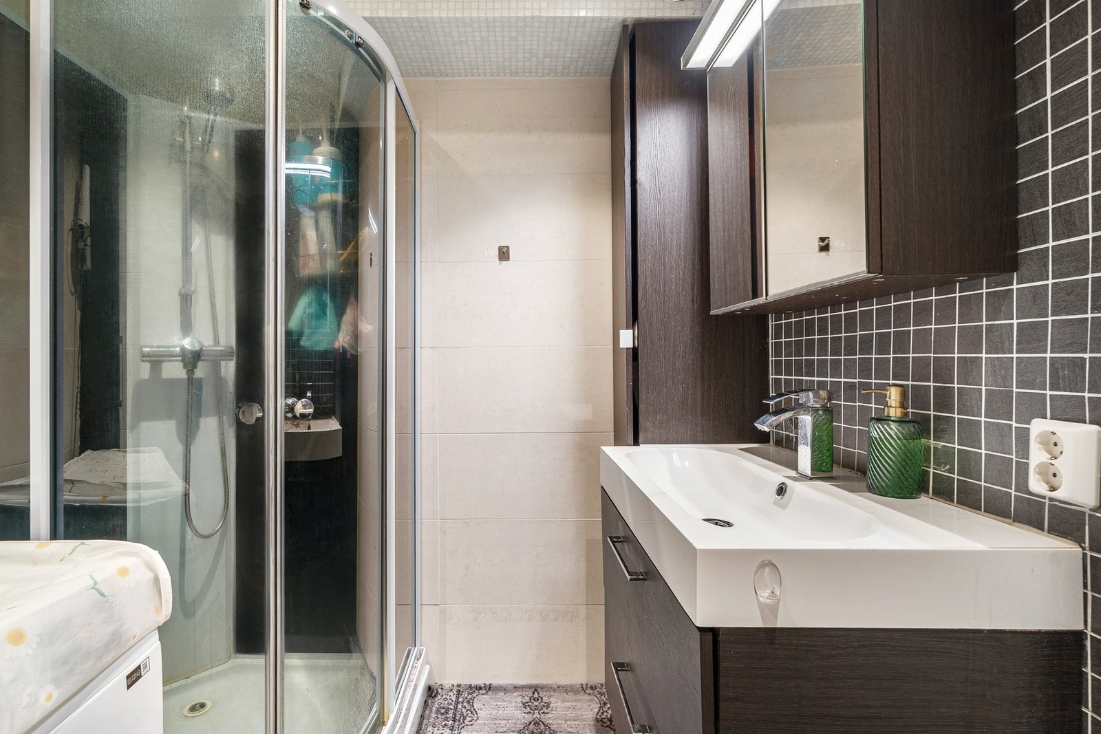 Baderommet er utstyrt med hjørnemontert dusjkabinett og opplegg til vaskemaskin. Galleribilde