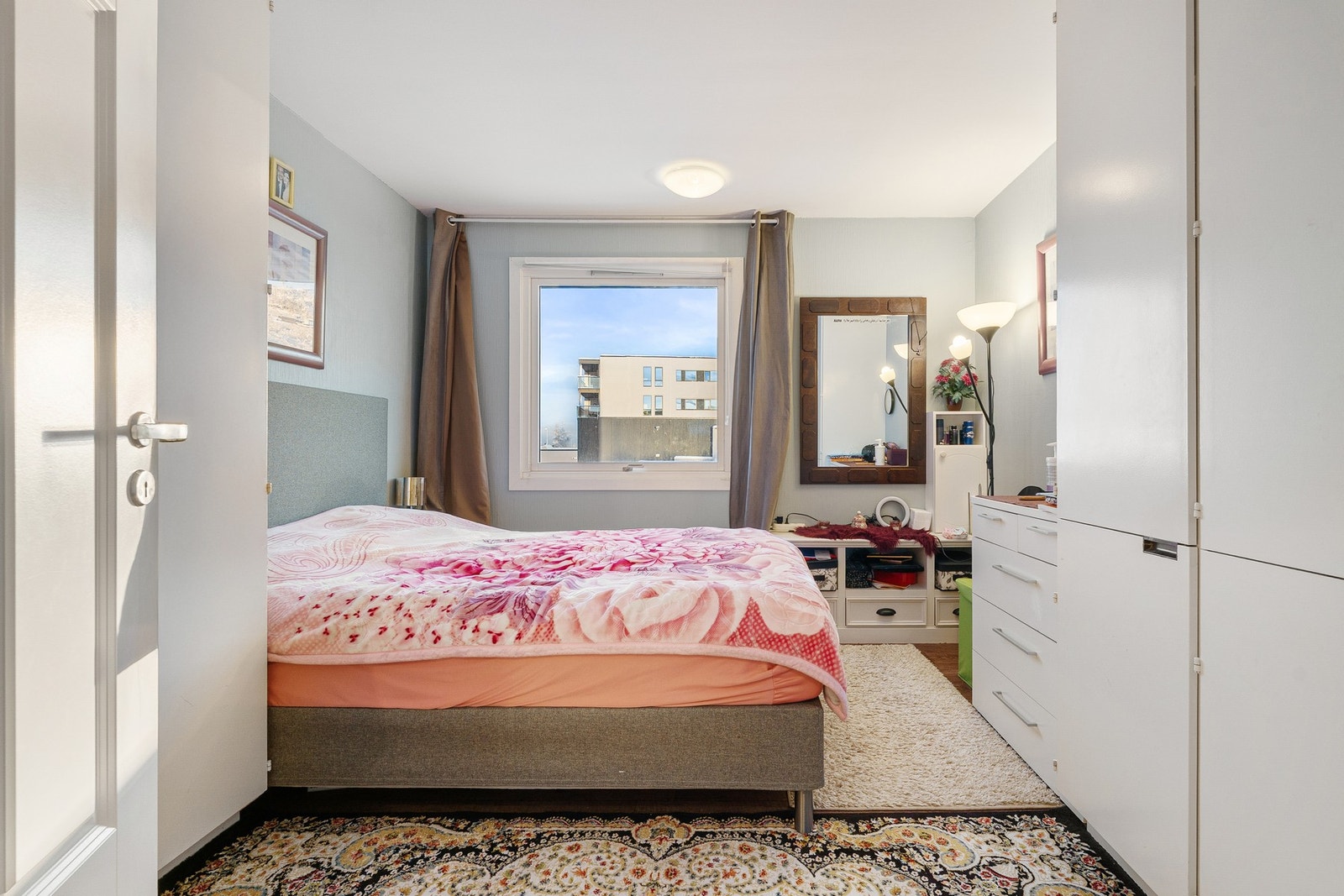 Pent soverom på 11,5 m² med plass til dobbeltseng og garderobe. Galleribilde