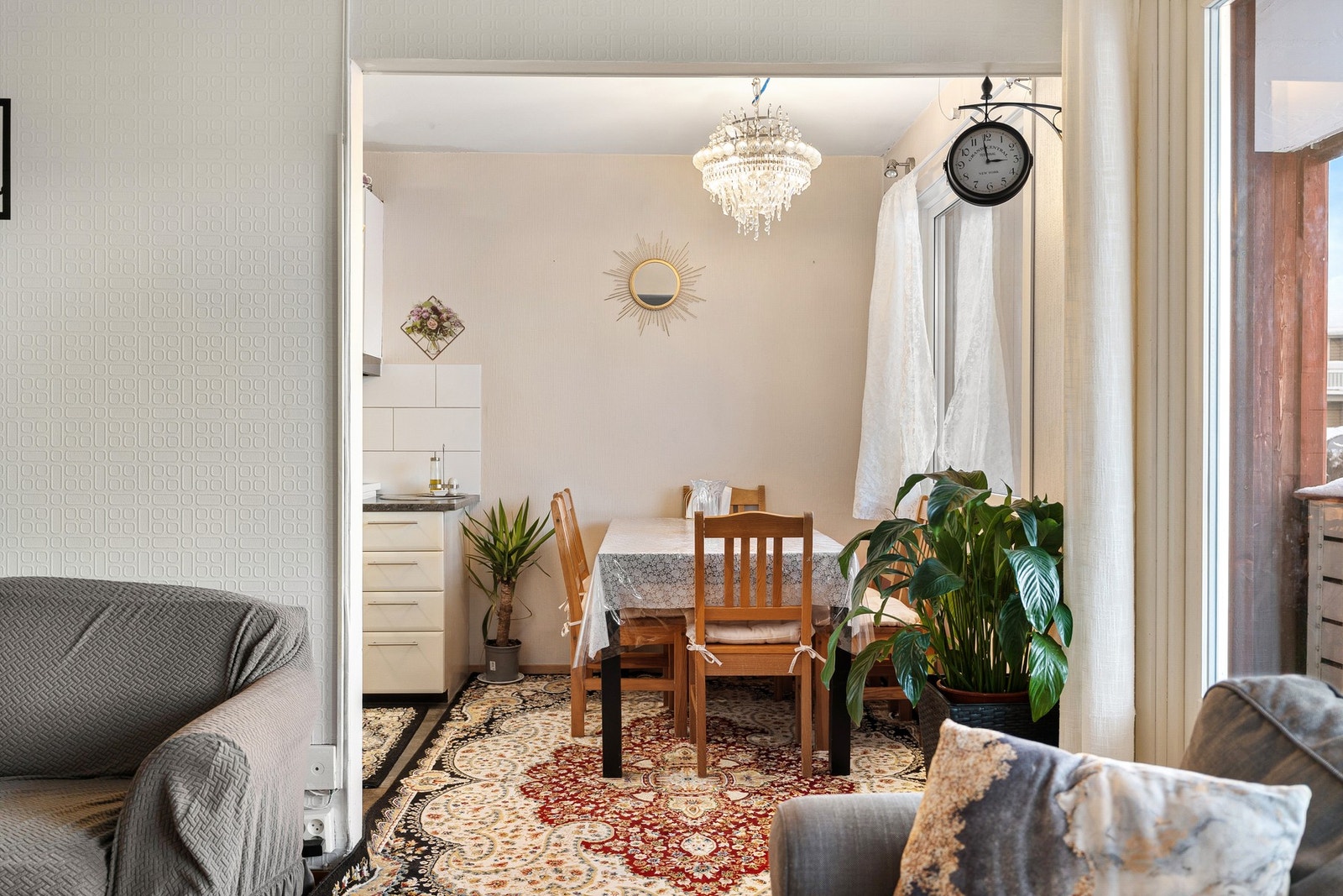 Delvis åpen kjøkkenløsning med god plass til ønsket bord og sittegrupper. Galleribilde