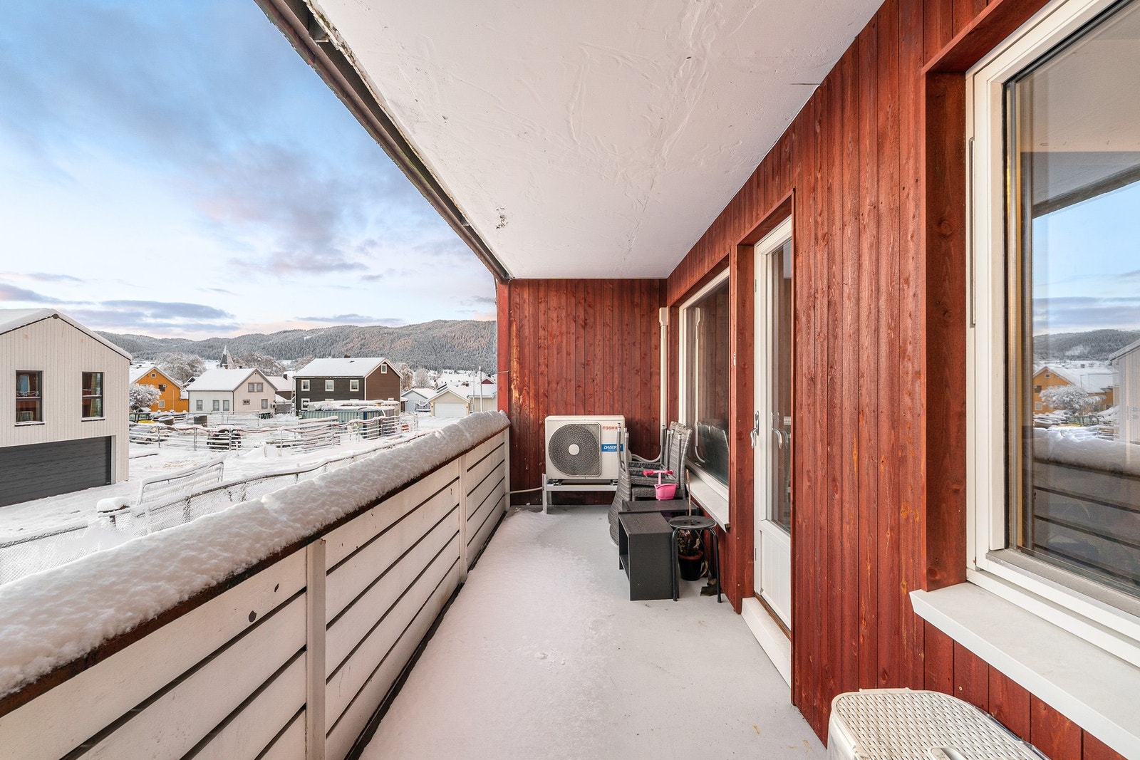 Balkongen er på hele 10 m², som gir plass til ønsket utemøbler eller grill. Galleribilde