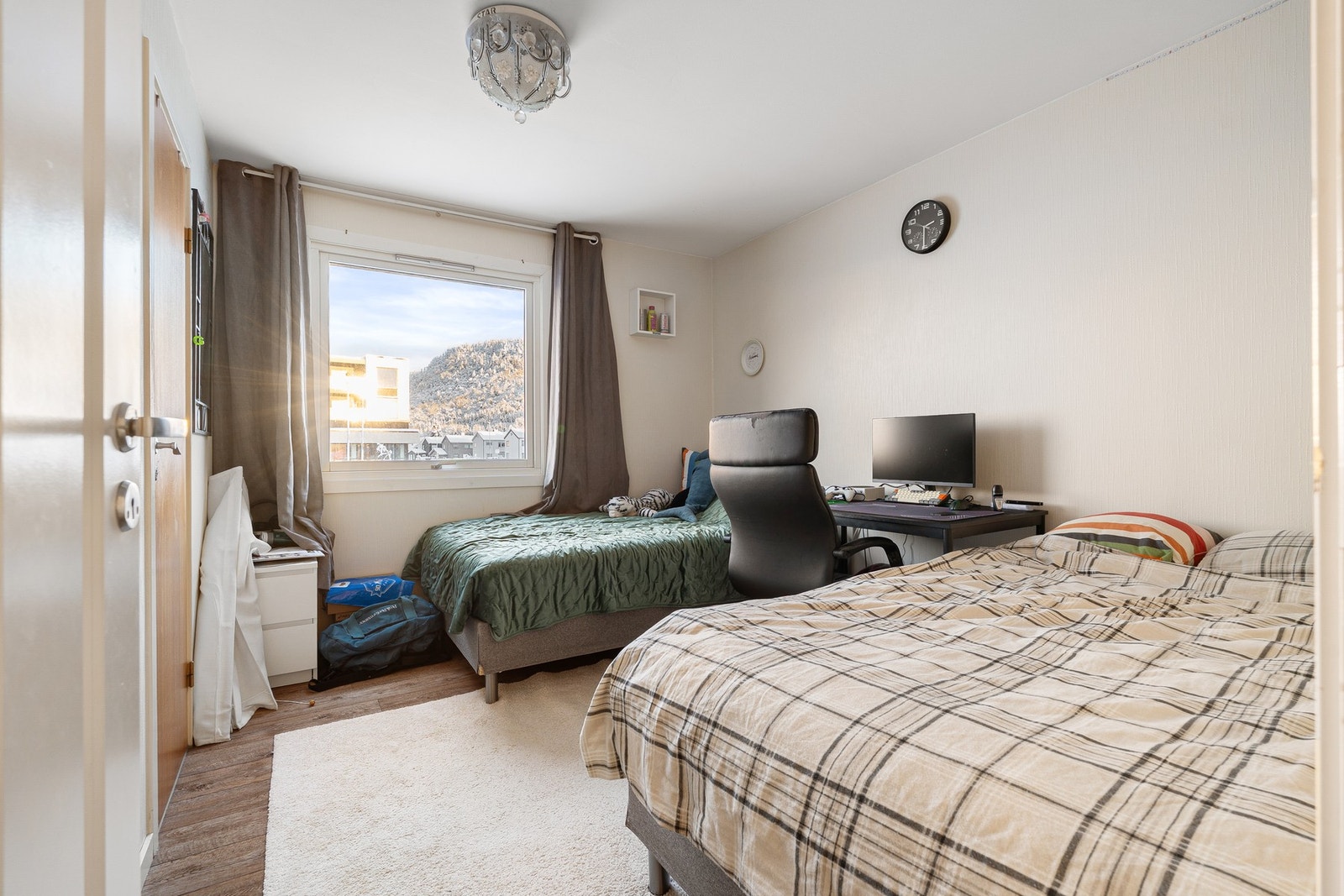 Romslig hovedsoverom på 11,5 m², med god plass til dobbeltseng, garderobeløsninger eller skrivebord. Galleribilde