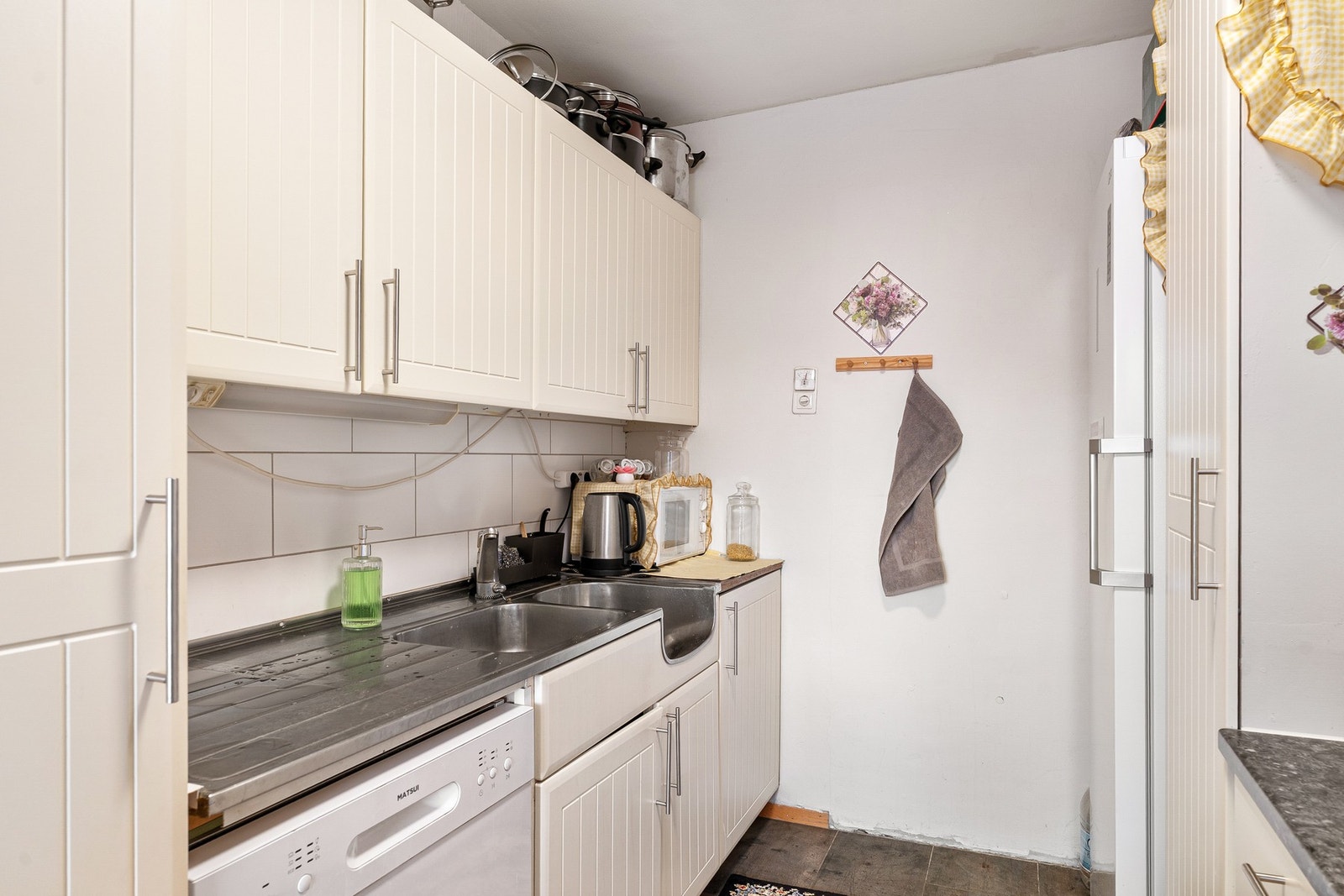 Kjøkkenet har opplegg for oppvaskmaskin. Galleribilde