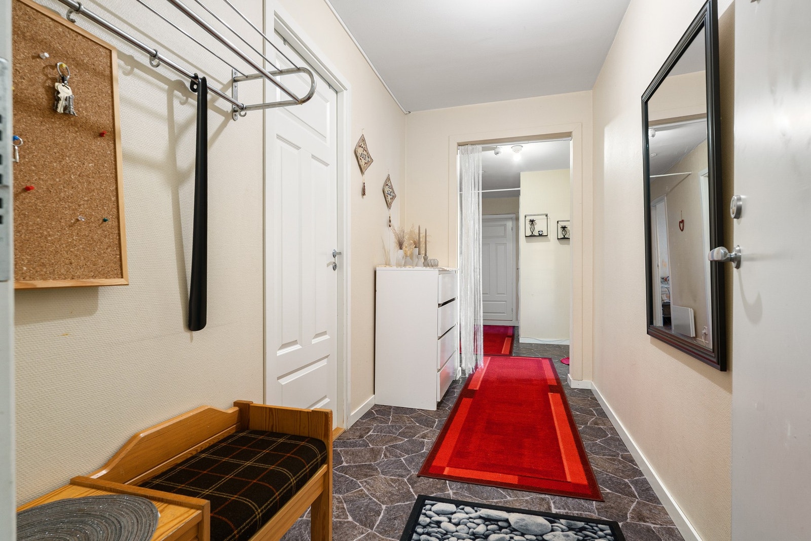 Innbydende entrè med plass til oppbevaringsløsninger, samt oppheng av yttertøy. Galleribilde