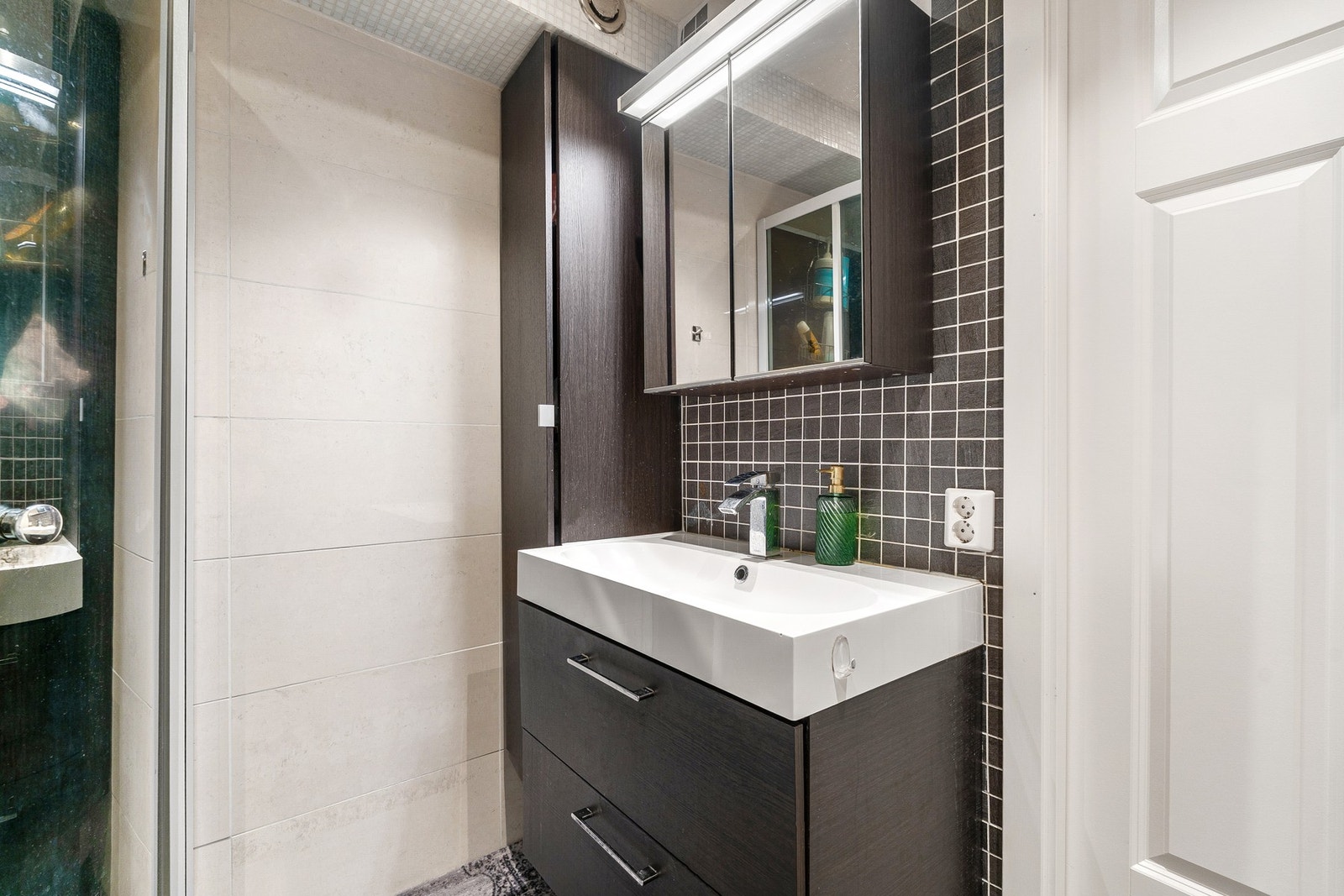 Gode oppbevaringsmuligheter i badets skap og skuffeløsninger. Galleribilde