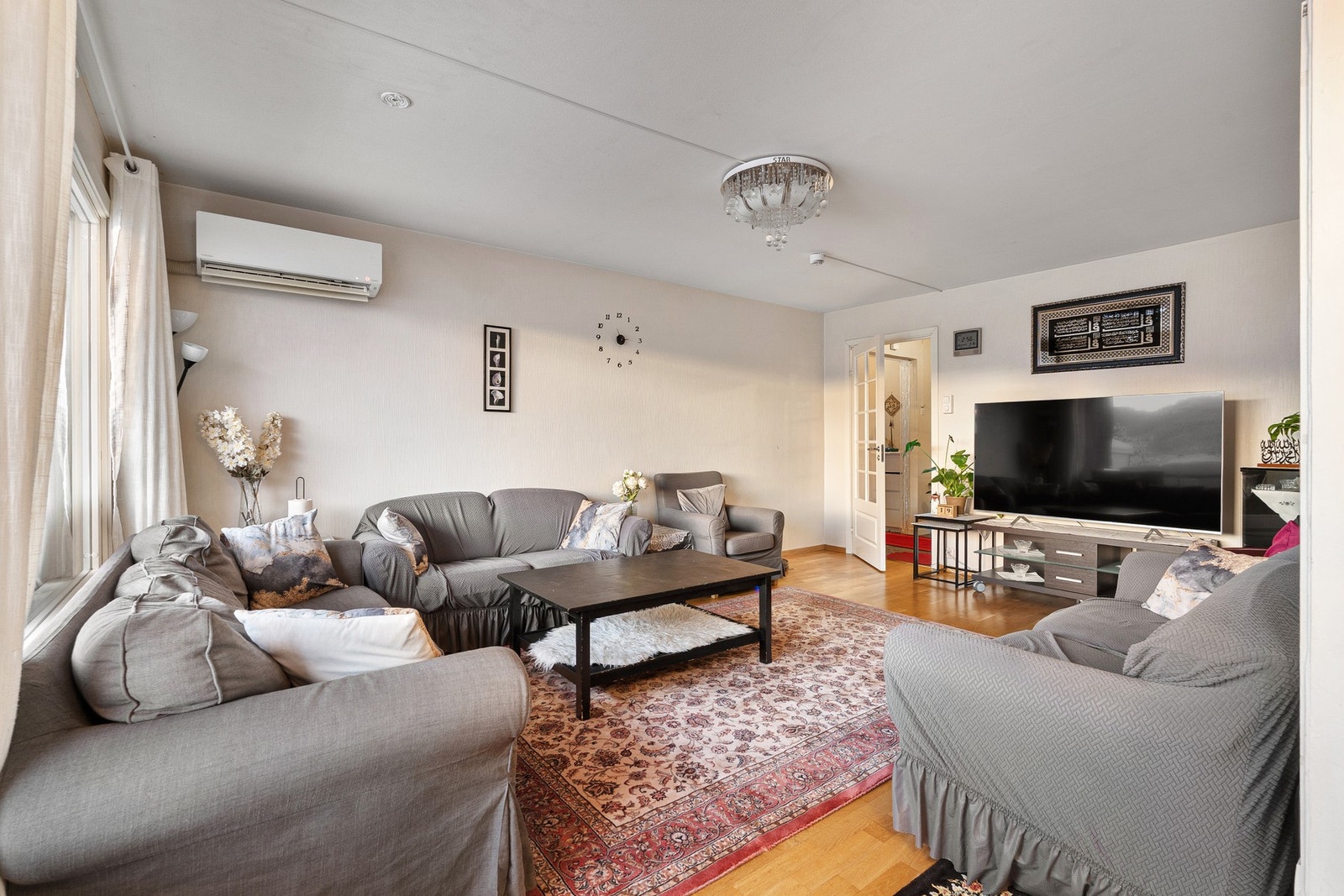 Romslig og innholdsrik 4-roms leilighet. Galleribilde