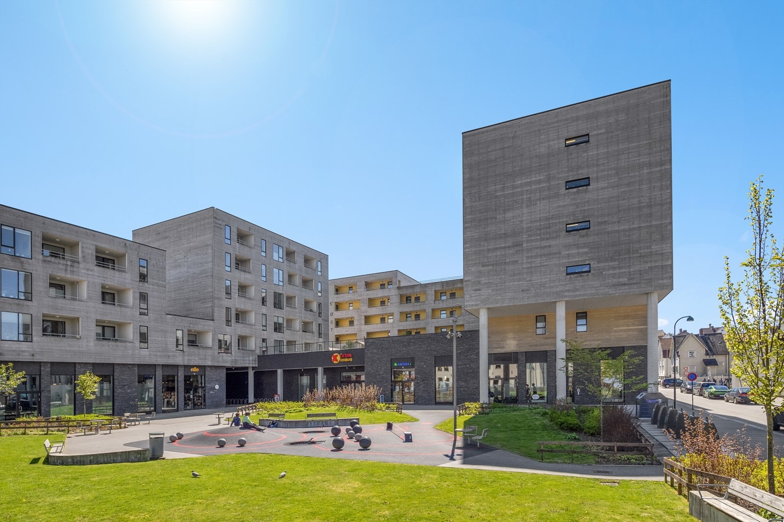 Restaurantene Brøl og Monella, samt dagligvarebutikk Coop Extra, sammen med Nille og Apotek like oppi gaten. Galleribilde