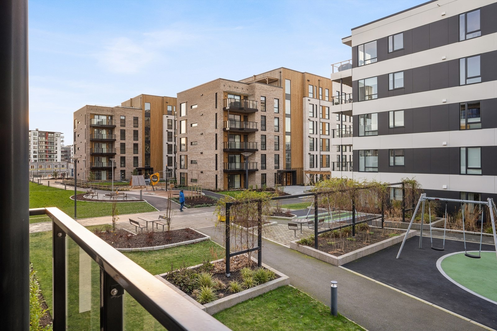 Fellesområdet til sameiet er frodig og flott opparbeidet med grøntarealer, sittegrupper og lekeplass. Her vil både store og små garantert trives. Galleribilde