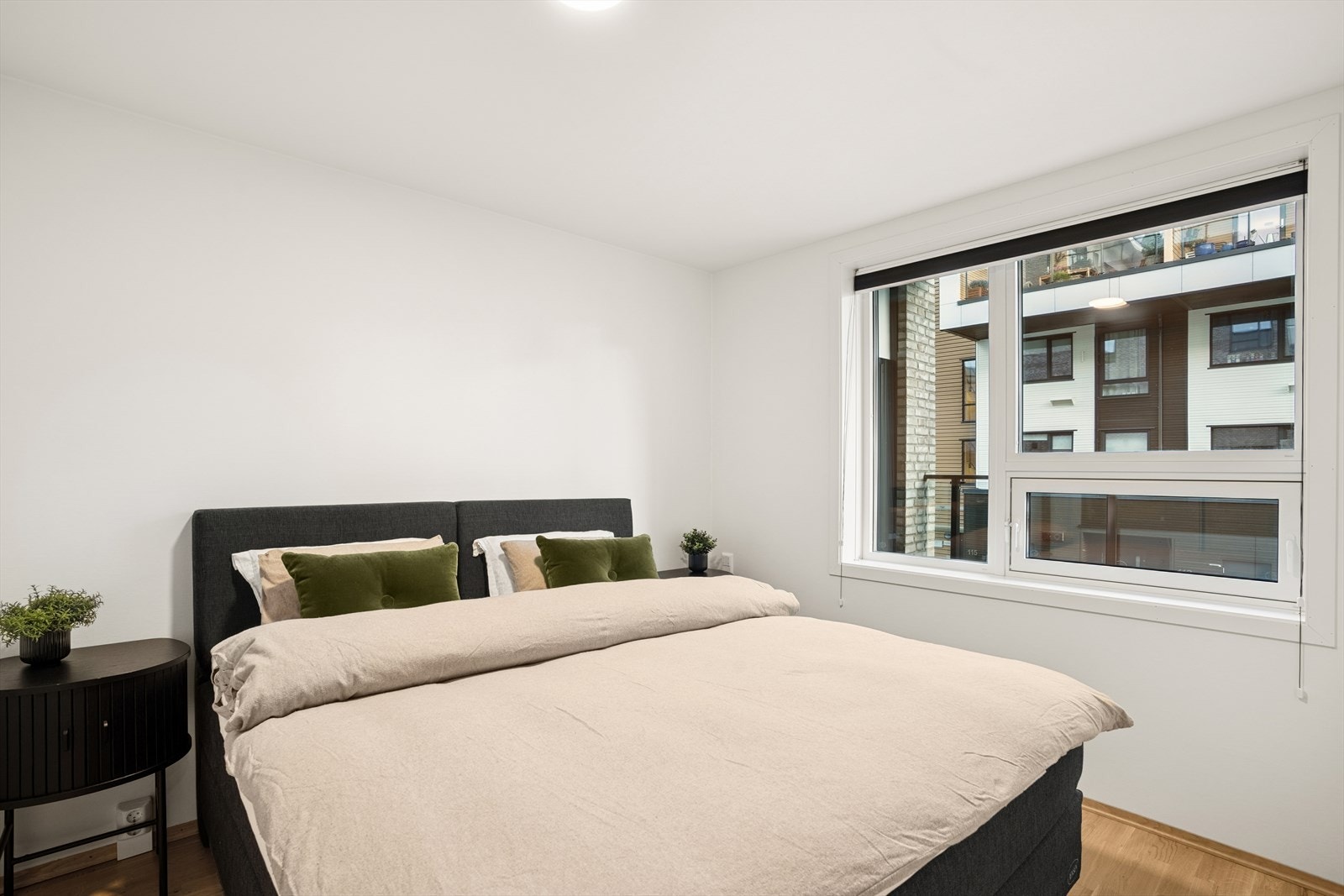 Soverommet er romslig og utstyrt med stor skyvedørsgarderobe. I tillegg har man rom for å møblere med dobbeltseng og tilhørende møblement. Galleribilde