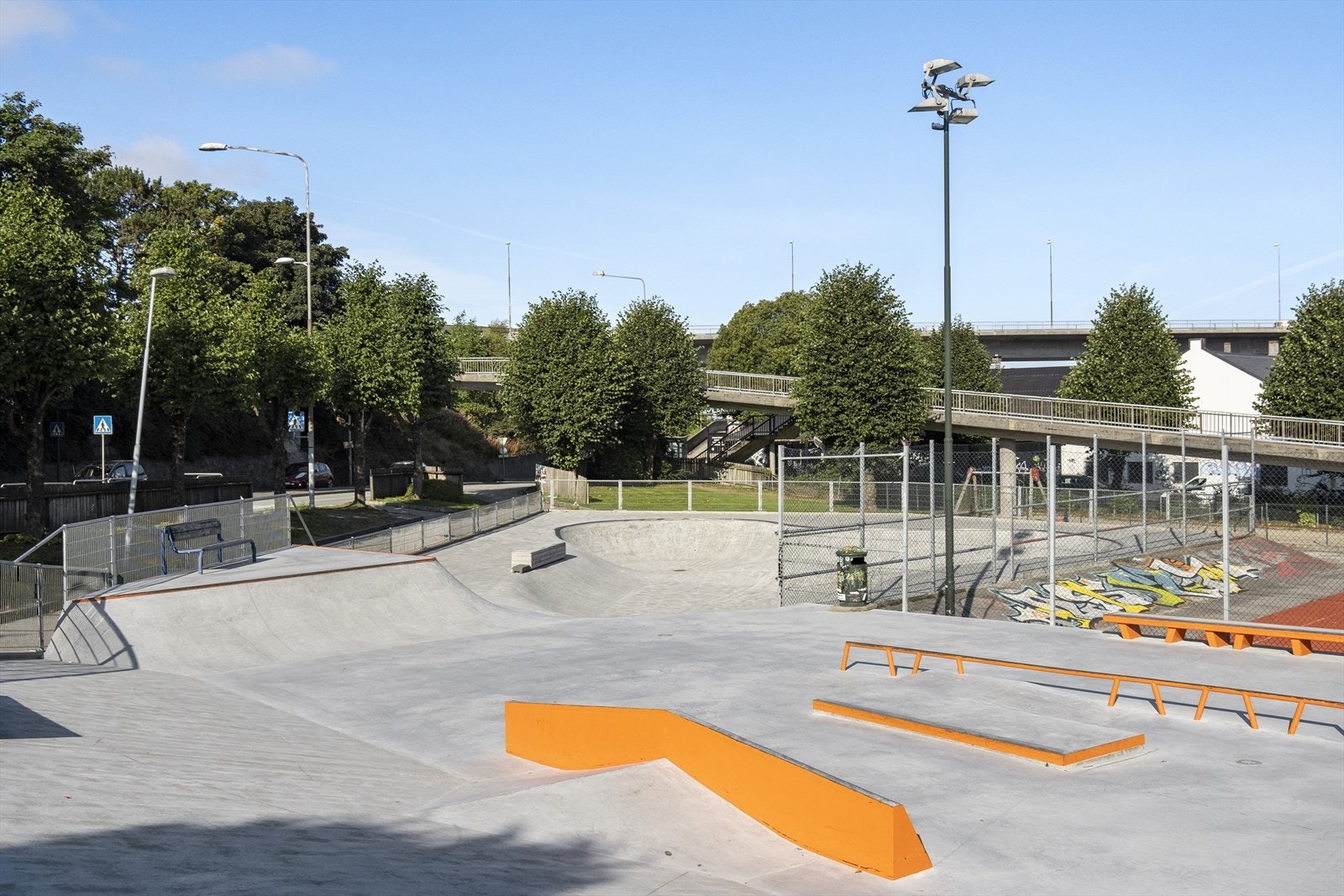 Kjelvene skatepark og basketball bane finnes i gåavstand. Galleribilde