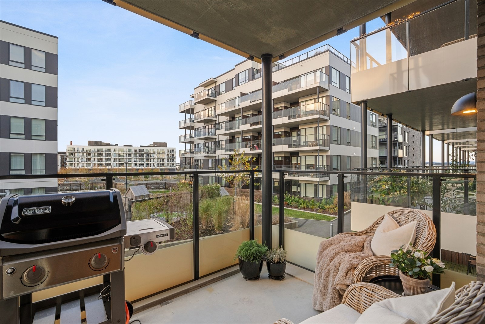 Leiligheten ligger i byggets andre etasje og har enkel adkomst med heis. Fra stuen har man utgang til en overbygget, koselig balkong på 7 kvm. Galleribilde