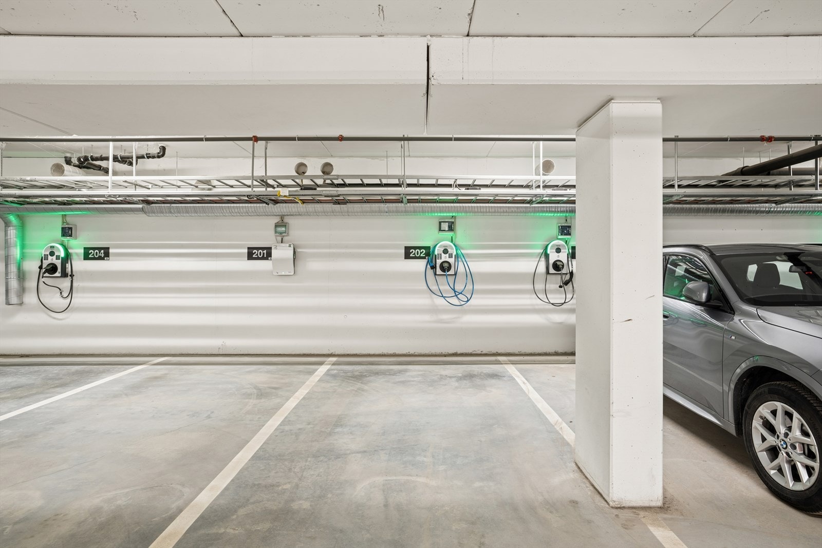 Leiligheten disponerer fast parkeringsplass med elbillader i lukket garasjeanlegg. Galleribilde