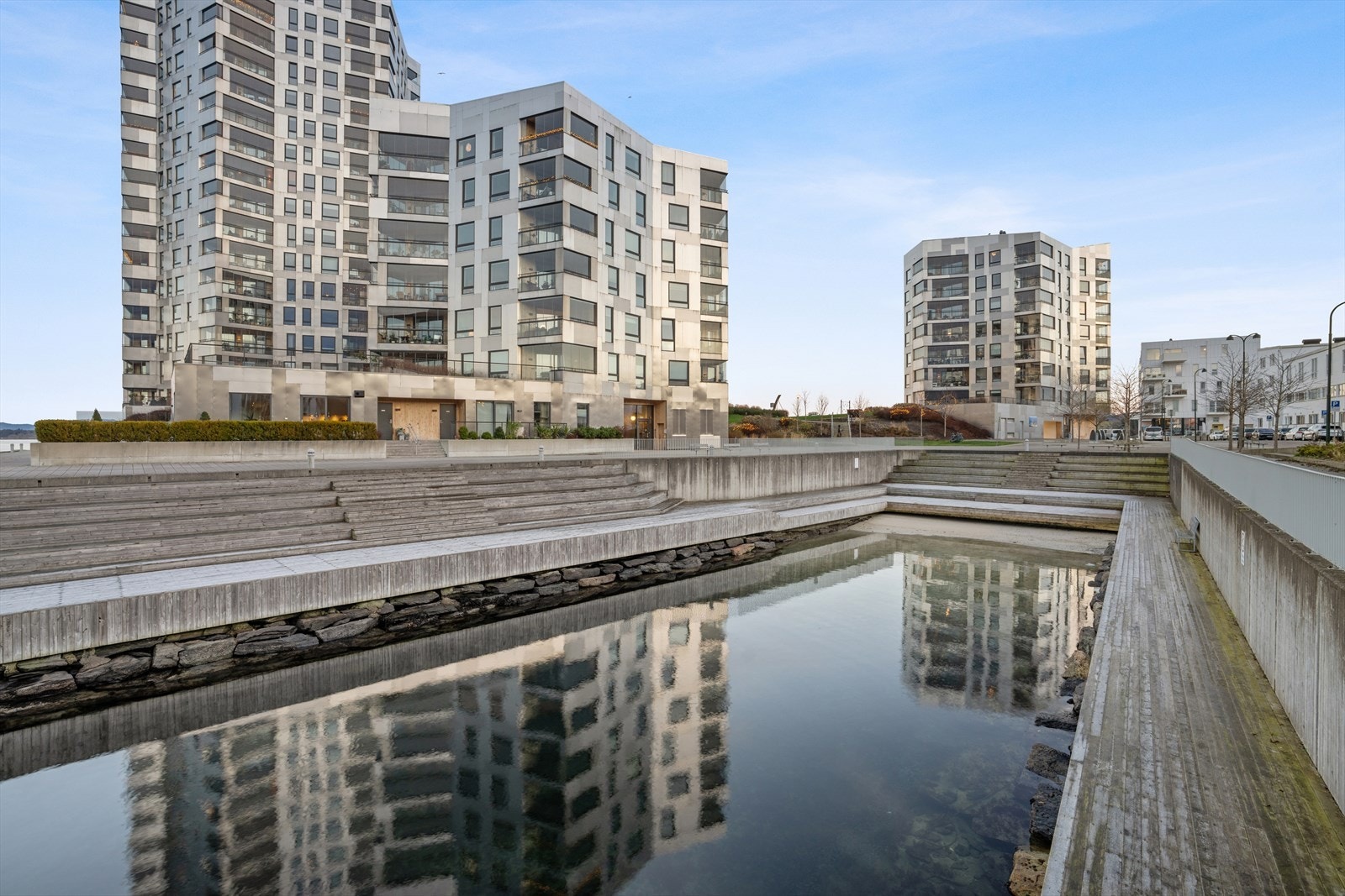 Stavanger Øst har de siste årene utviklet seg til et av byens mest trendy og spennende områder, med kreative miljøer, ny arkitektur og urbane møteplasser. I nabolaget finner man også flere flotte badeplasser og grøntarealer. Galleribilde