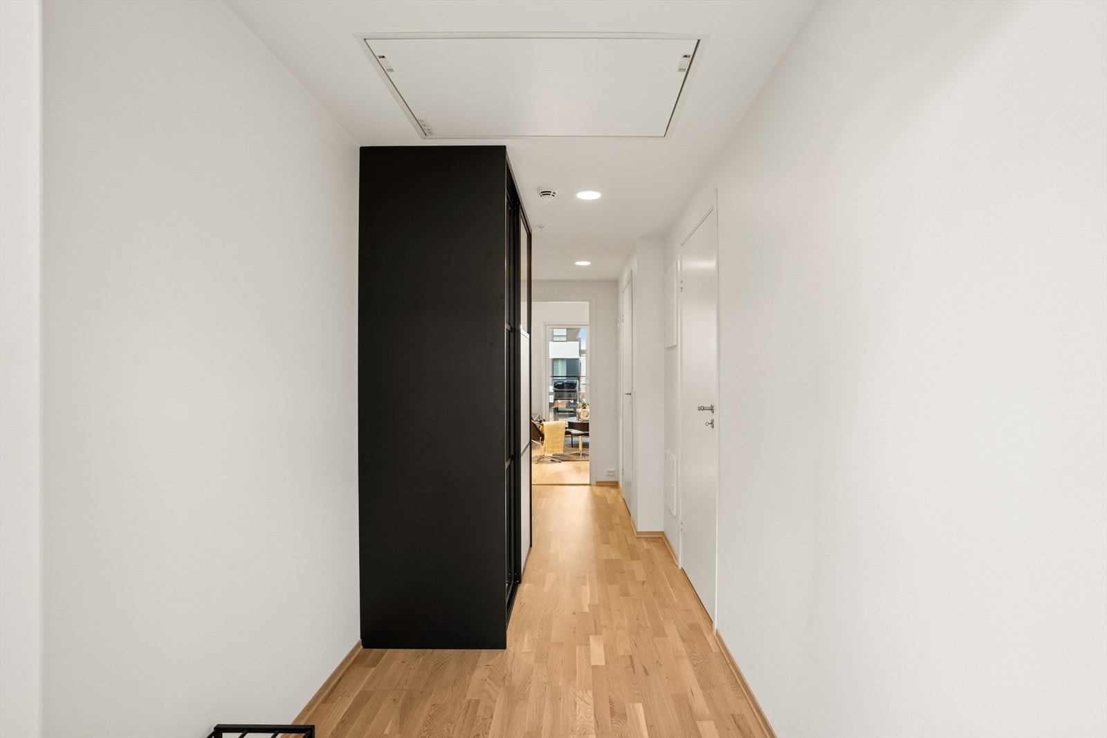 Romslig gang utstyrt med garderobe hvor man har god plass til å henge fra seg yttertøy og sko. Galleribilde