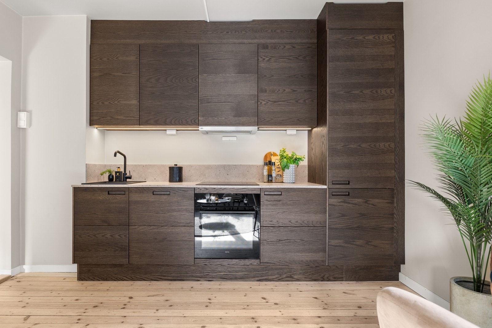 Kjøkken i tidsriktig design med integrerte løsninger. Galleribilde