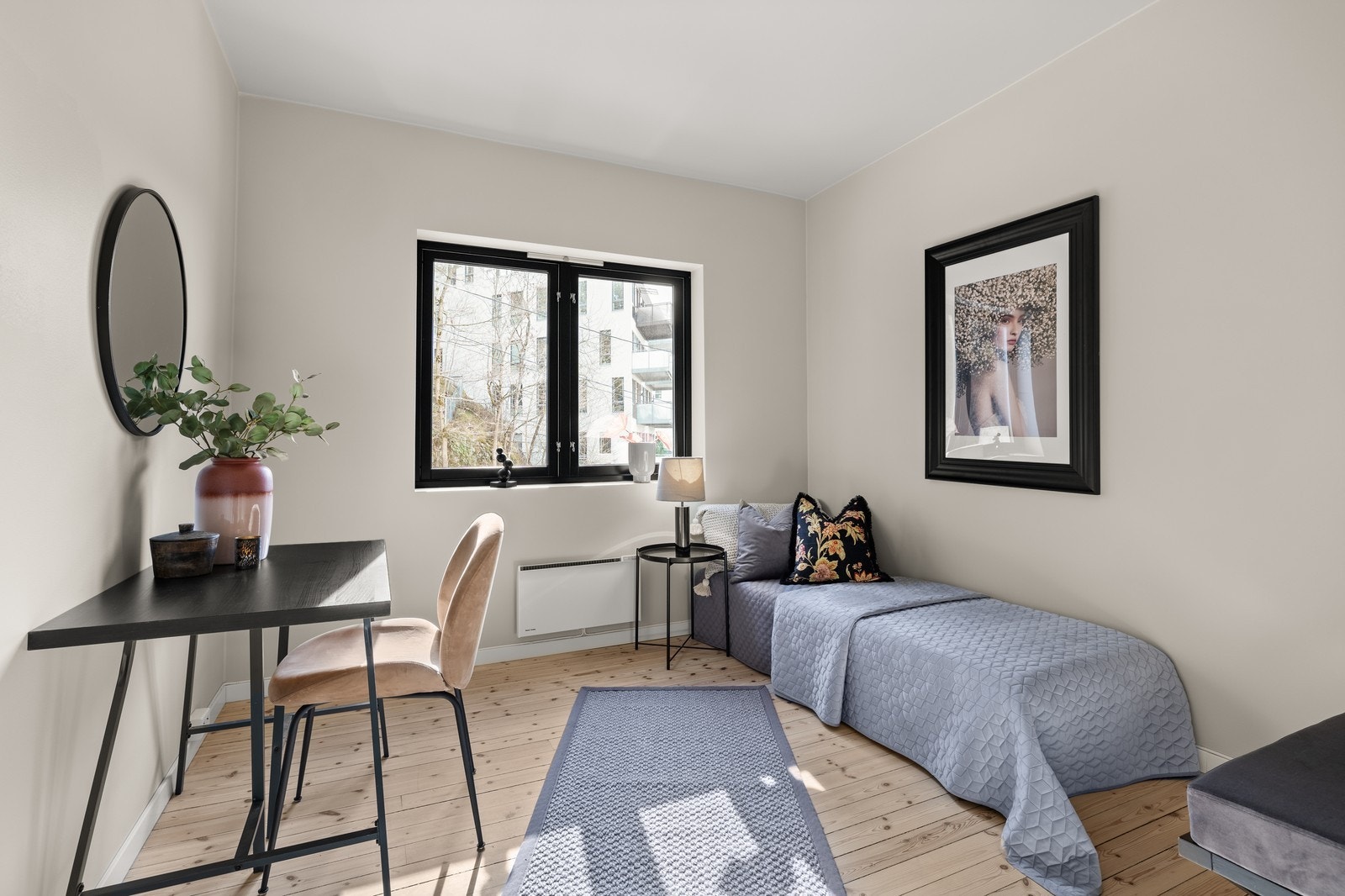 Lyst og funksjonelt soverom 2. Galleribilde