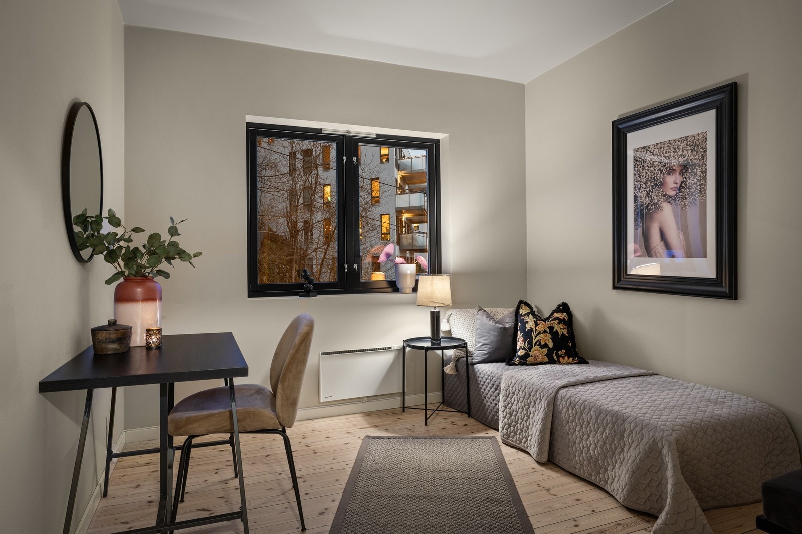 Luftig soverom som egner seg til både kontor og gjesterom. Galleribilde