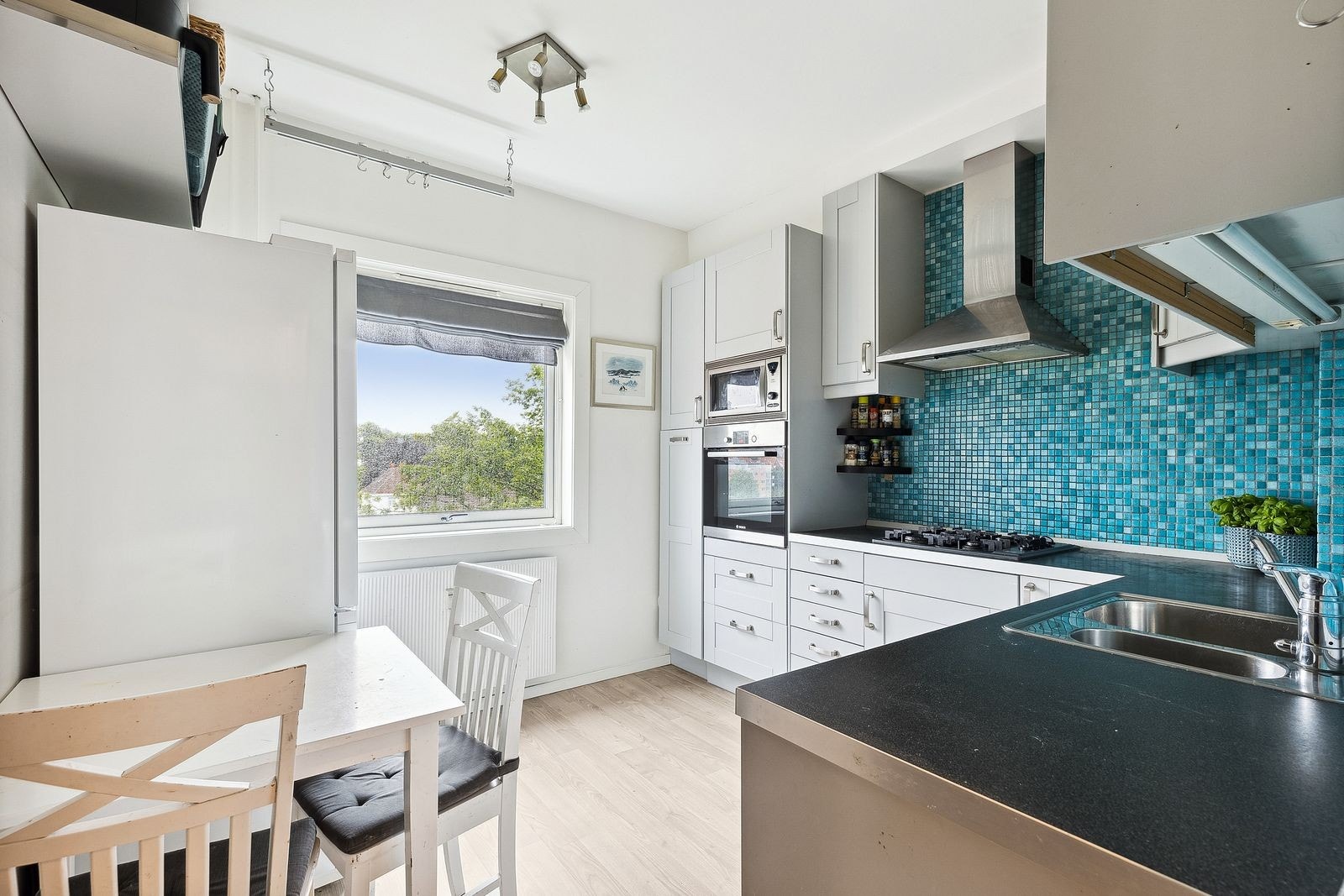 Flott separat kjøkken Galleribilde