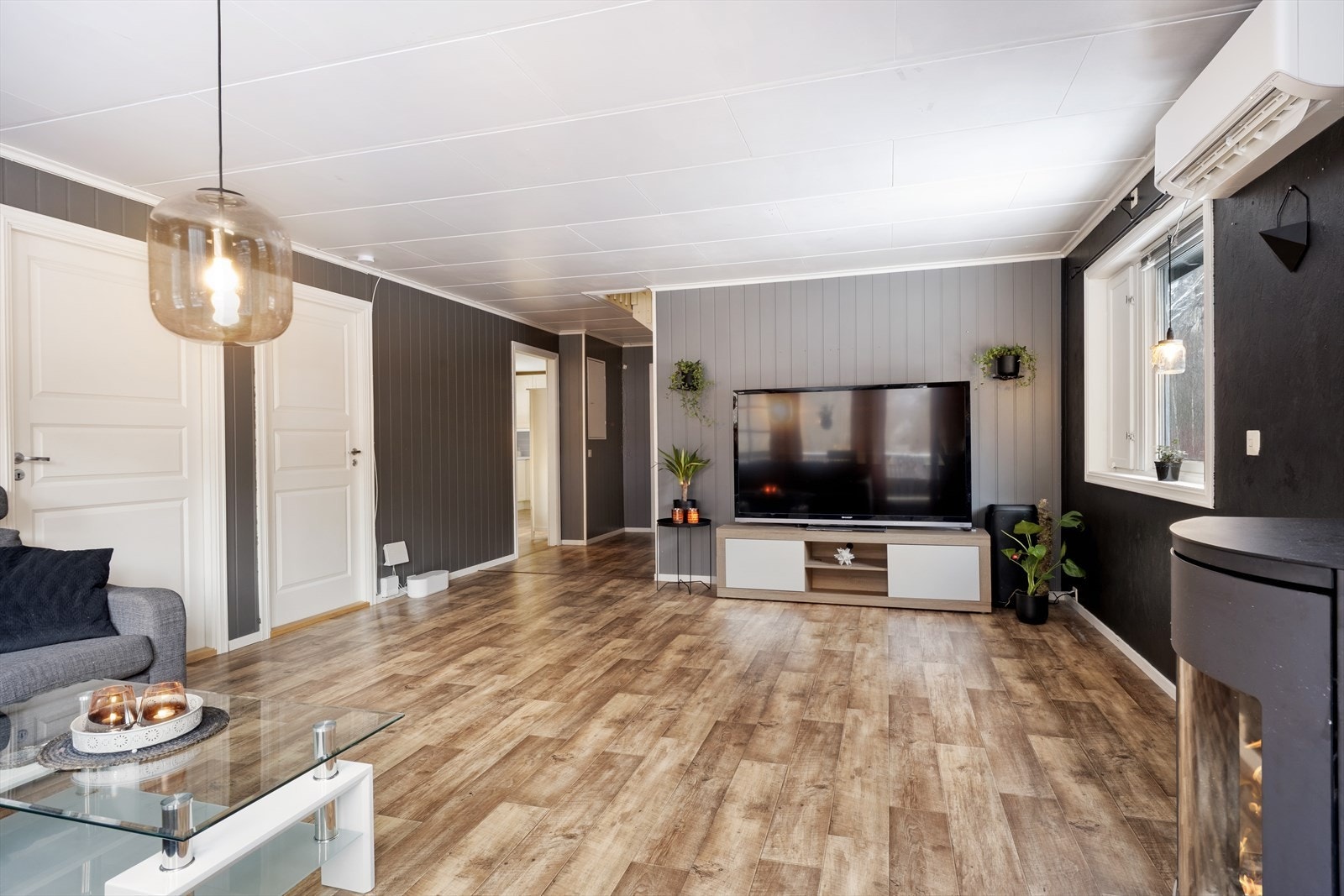 Stova er lun og triveleg med plass til sofagruppe og tilkomst ut til terrasse. Galleribilde