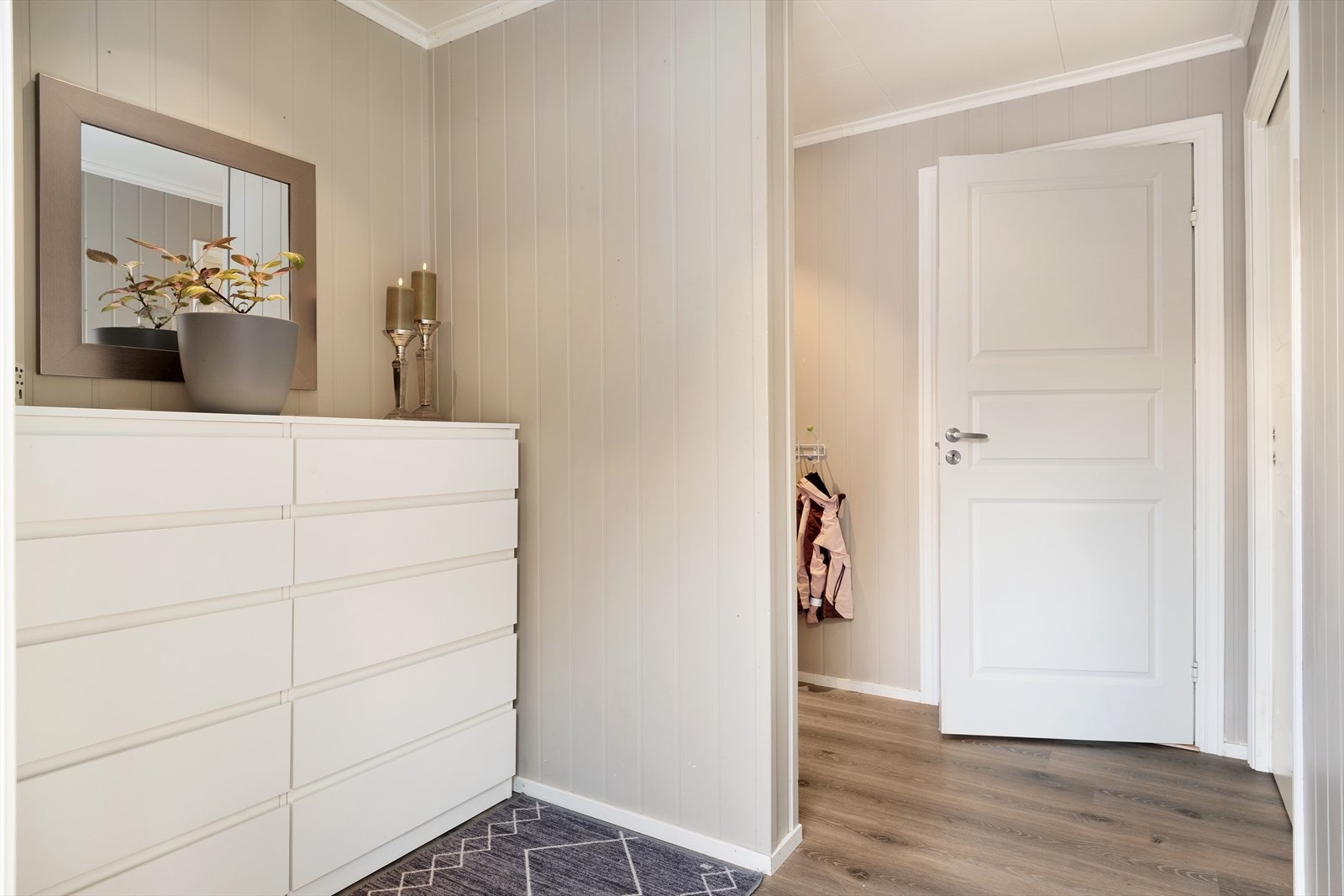 Entré med god plass til oppbevaring av ytterklede. Galleribilde