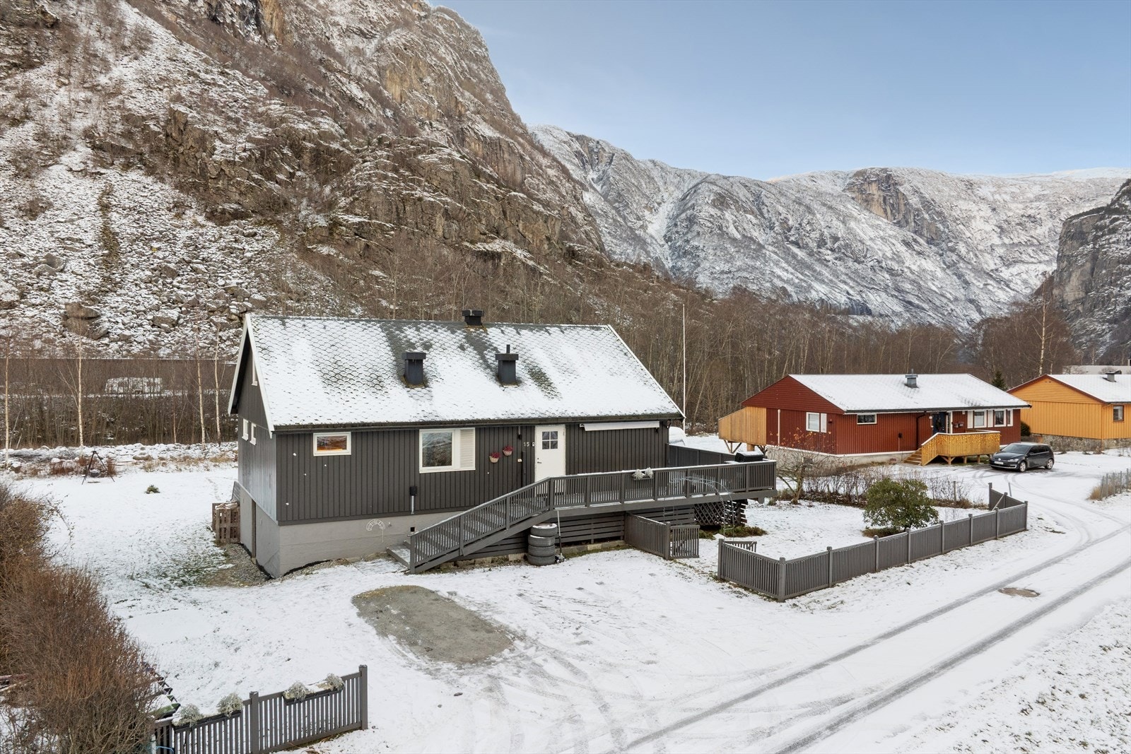 Opparbeida tomt på relativt flatt terreng med grusa innkøyring og biloppstillingsplas. Galleribilde