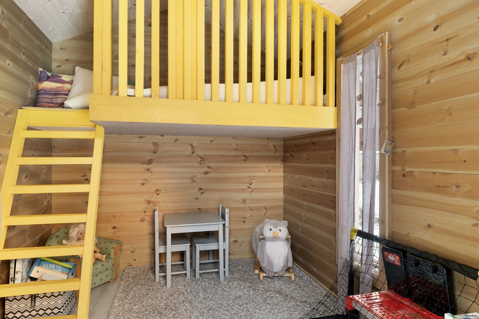 I 2024 så blei det oppført triveleg dokkestove/bod ute i hagen. Kjekk boltreplass for dei yngre. Galleribilde