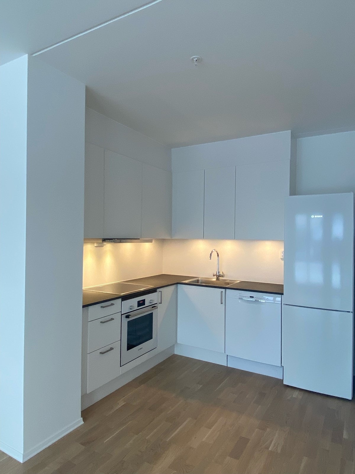 Lyst kjøkken med god skap- og benkeplass. Det medfølger ovn, koketopp, oppvaskmaskin og kjøleskap/frys. Galleribilde