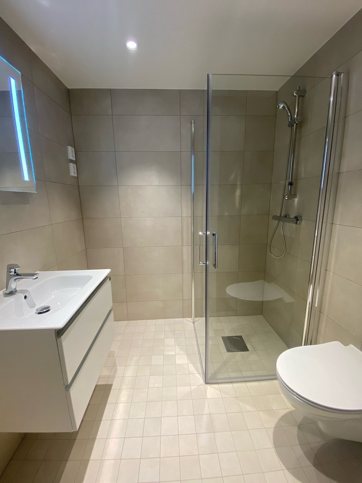 Flislagt bad med opplegg for vaskemaskin. Galleribilde