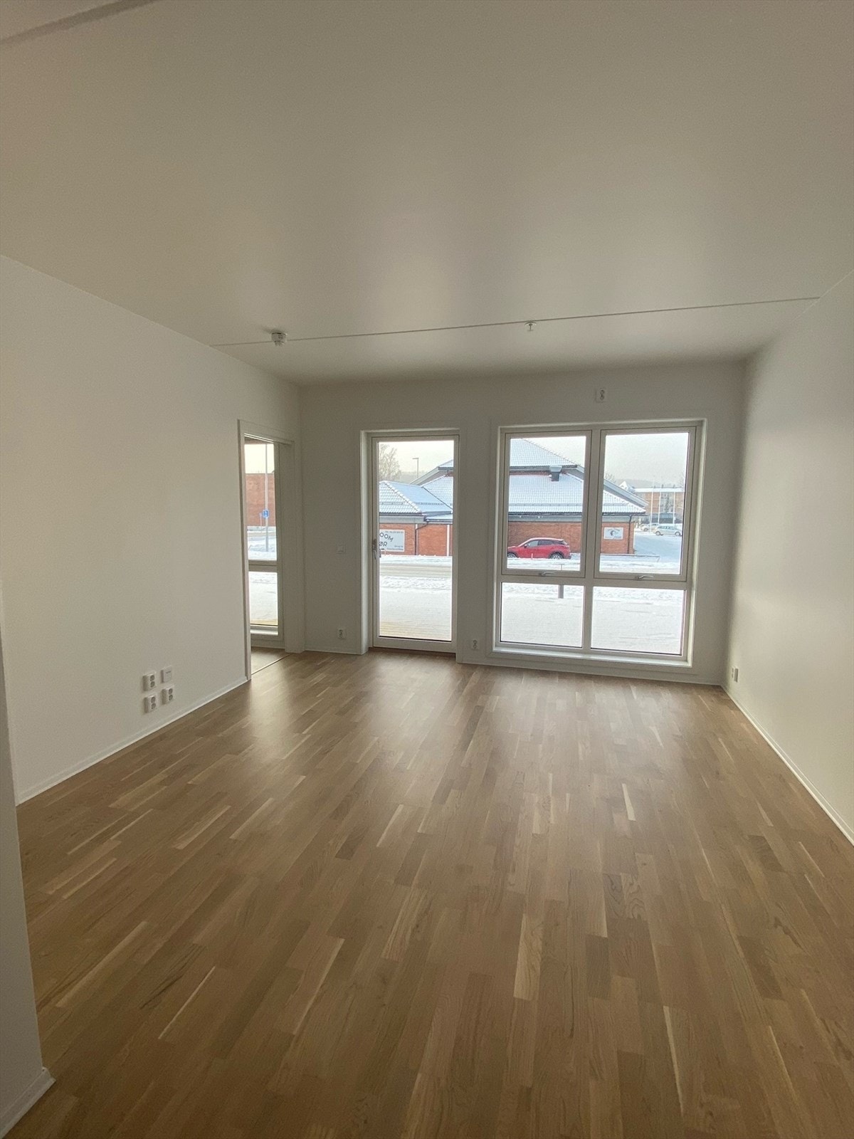 Lys stue med store vindusflater som gir godt med naturlig lys. Galleribilde