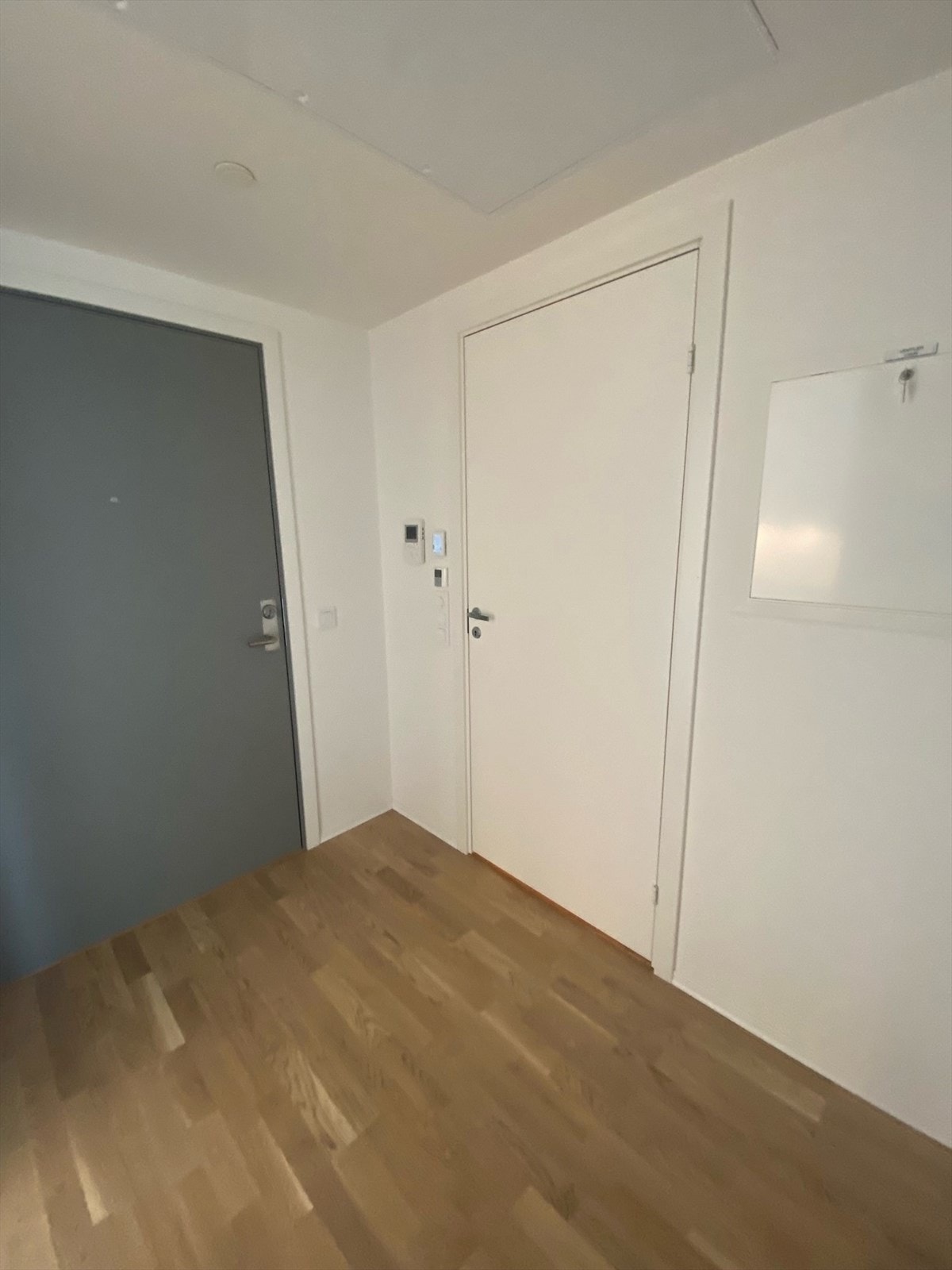 Innbydende gang med god plass til å henge fra seg yttertøy. Galleribilde