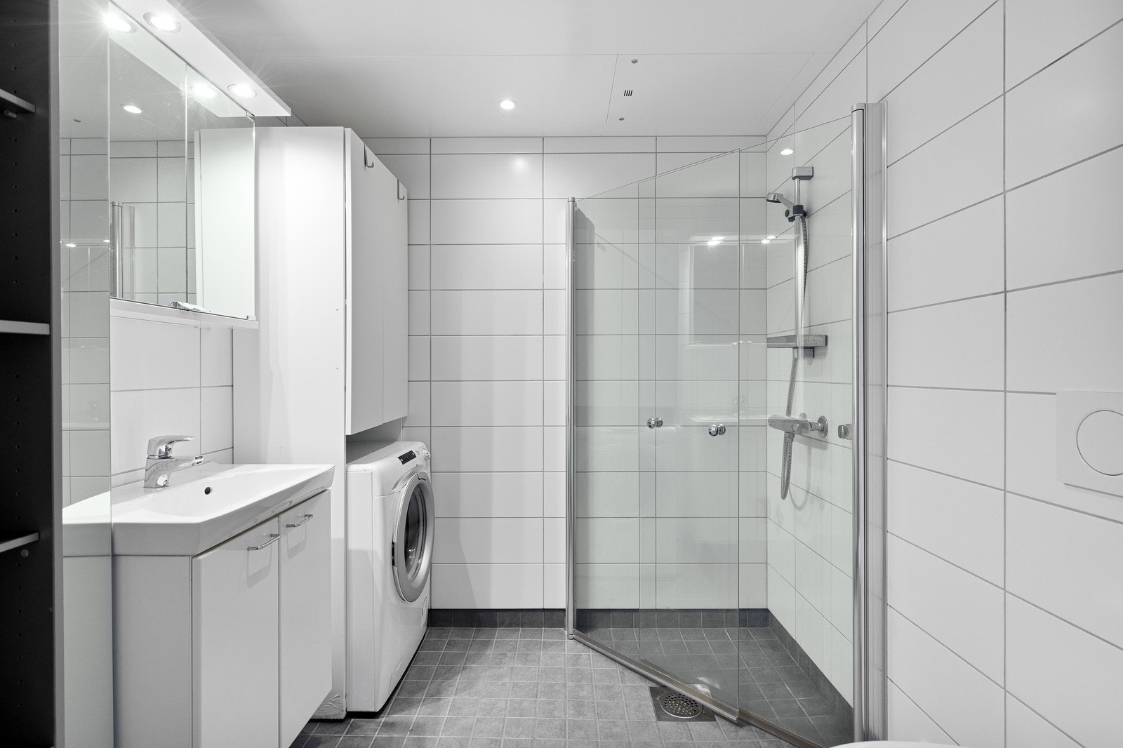 Flislagt baderom med varmekabler i gulv. Vaskemaskin medfølger. Galleribilde