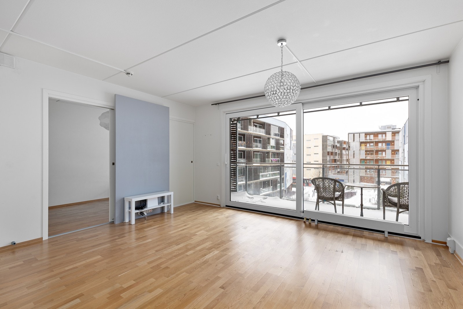 Fra stuen er det utgang til boligens luftige og store balkong. Galleribilde