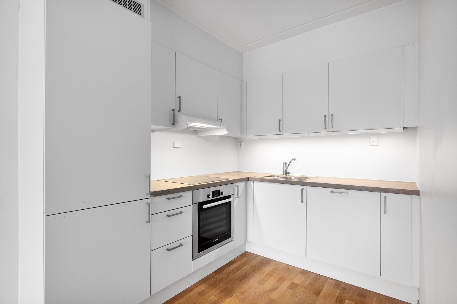 Kjøkkenet er i åpen løsning mot stuen og har en stilren og pen innredning. Galleribilde