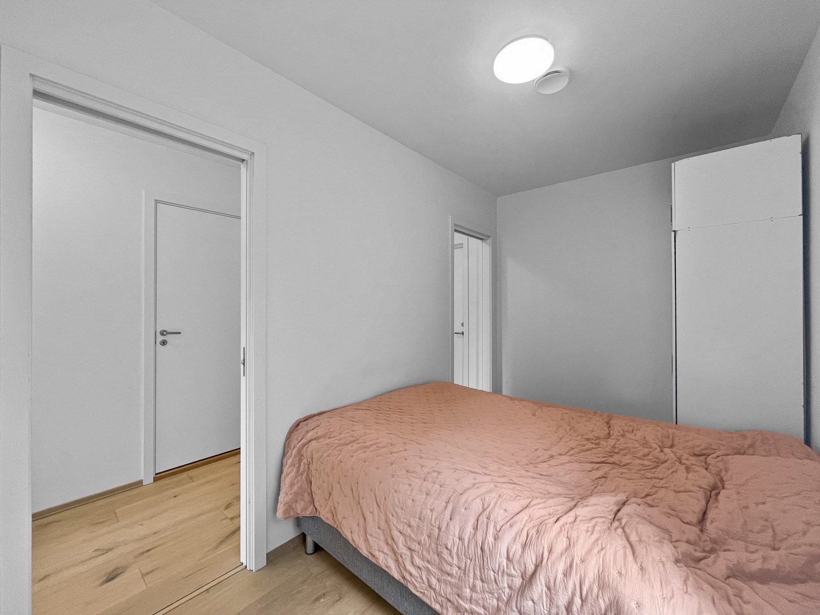 To skyvedører på hver side av sengen. Seng følger ikke. Galleribilde