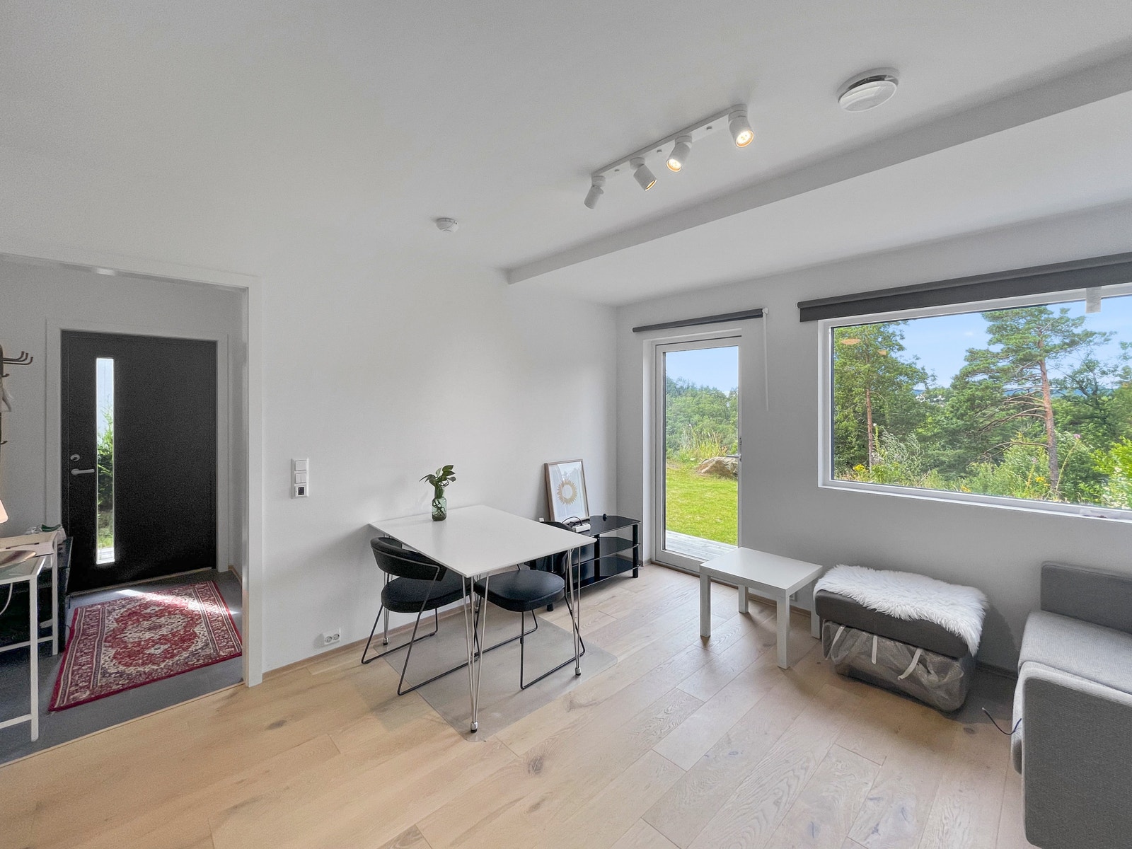 Fra gangen møter man på en åpen stue- og kjøkkenløsning. Her er det plass til både spise- og sittegruppe. Fra stuen er det utgang til en deilig uteplass med hage. Galleribilde