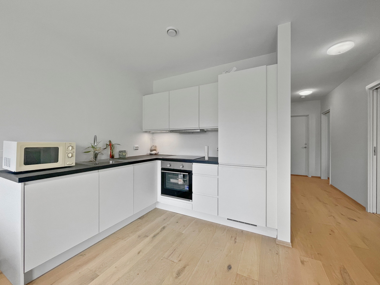 Her er det alt av nødvendige hvitevarer integrert, samt mikrobølgeovn. Galleribilde