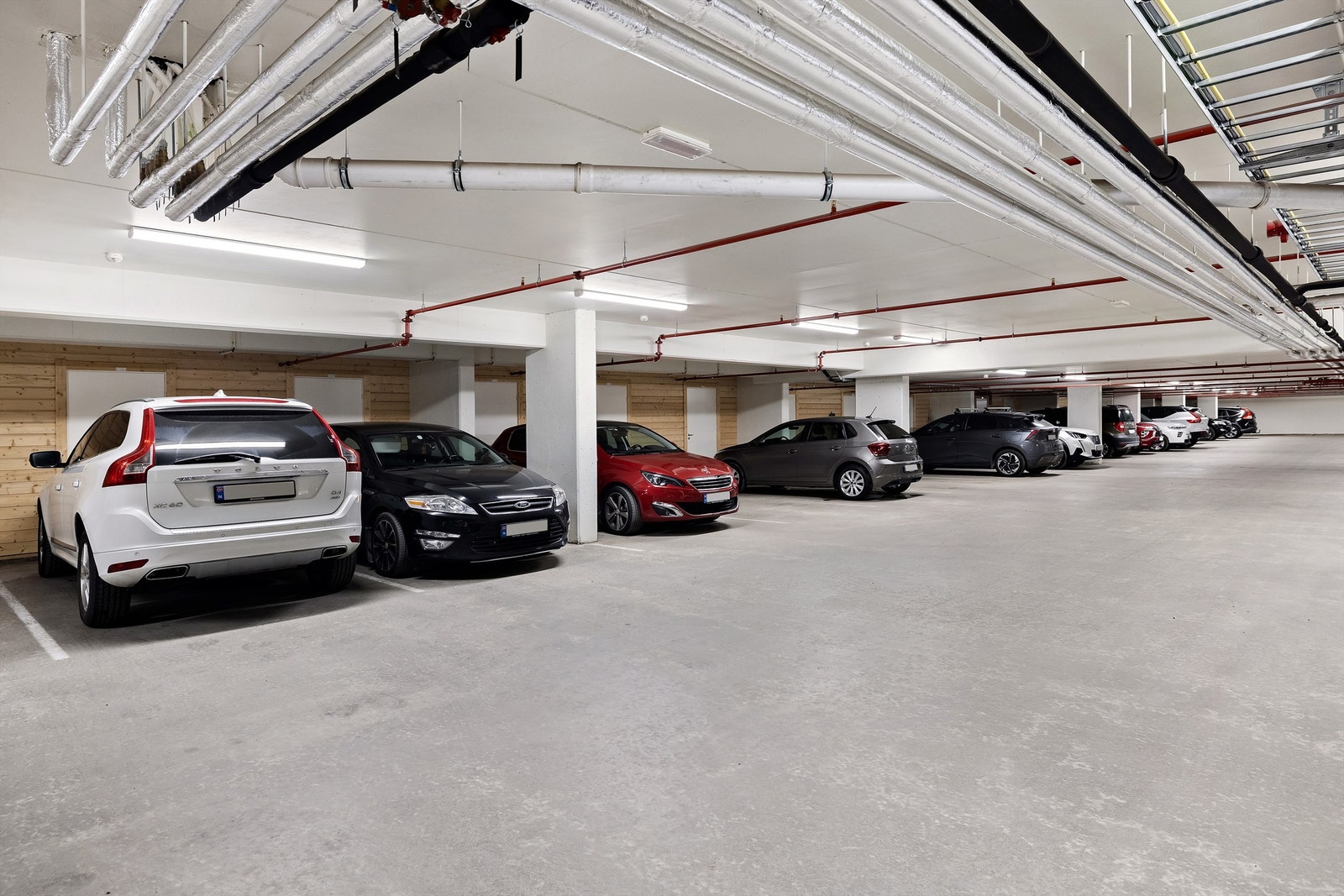 Parkering i felles parkeringskjeller. Adkomst parkering via felles nedkjøring, elektrisk leddport og sidedør, samt trapp og heis fra leiligheter. Galleribilde